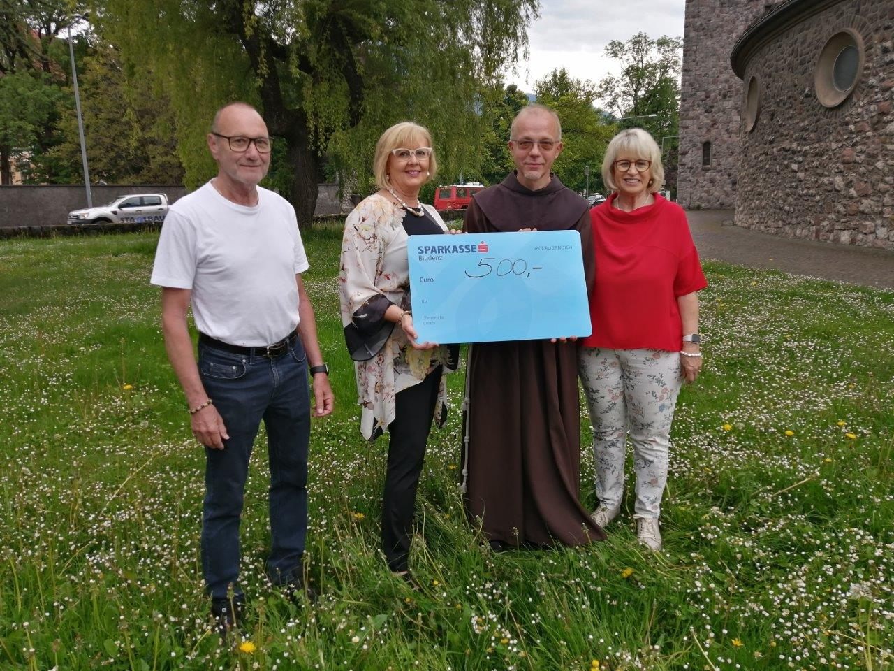 Geldübergabe an Stadtpfarrer Guido Geldübergabe an Stadtpfarrer Guido
