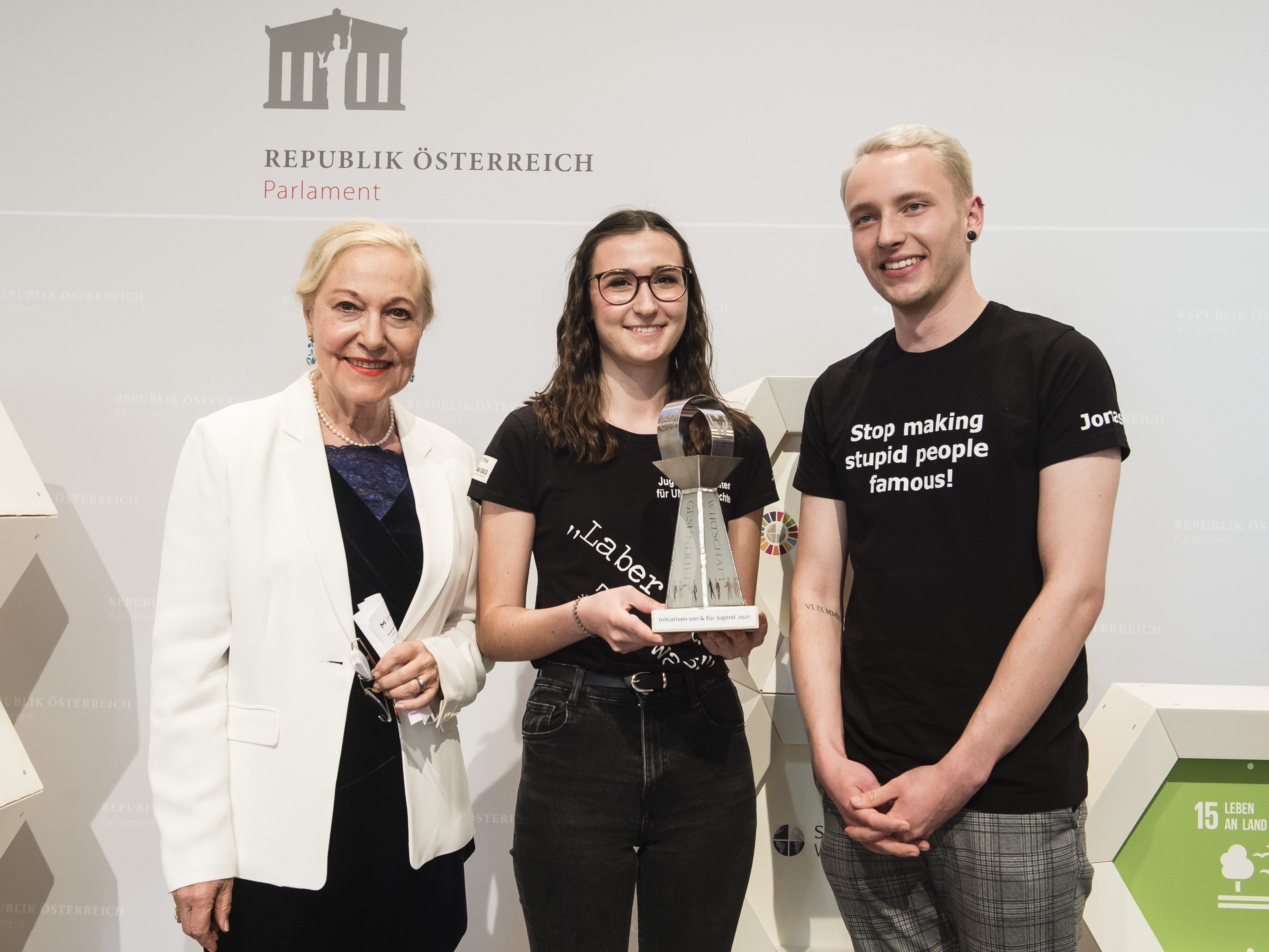 Leonie Bilger und Jonas Nenning konnten den SDG-Award stellvertretend für die Jugendbotschafter*innen entgegen nehmen. Leonie Bilger und Jonas Nenning konnten den SDG-Award stellvertretend für die Jugendbotschafter*innen entgegen nehmen.