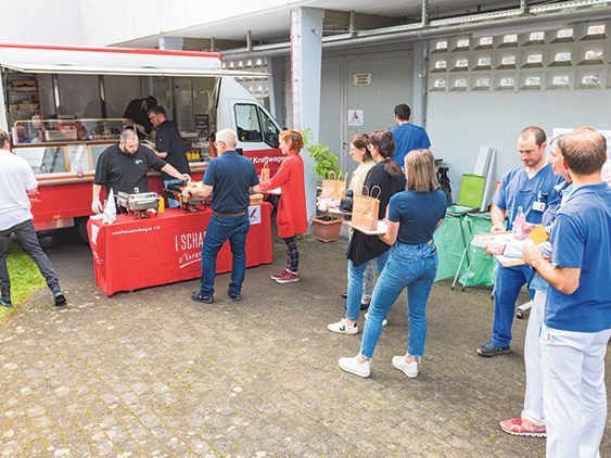 Der AK-Kraftwagen bringt in acht Stationen feines Streetfood zu den Mitarbeiter:innen. (Foto: Jürgen Gorbach/ AK) Der AK-Kraftwagen bringt in acht Stationen feines Streetfood zu den Mitarbeiter:innen. (Foto: Jürgen Gorbach/ AK)