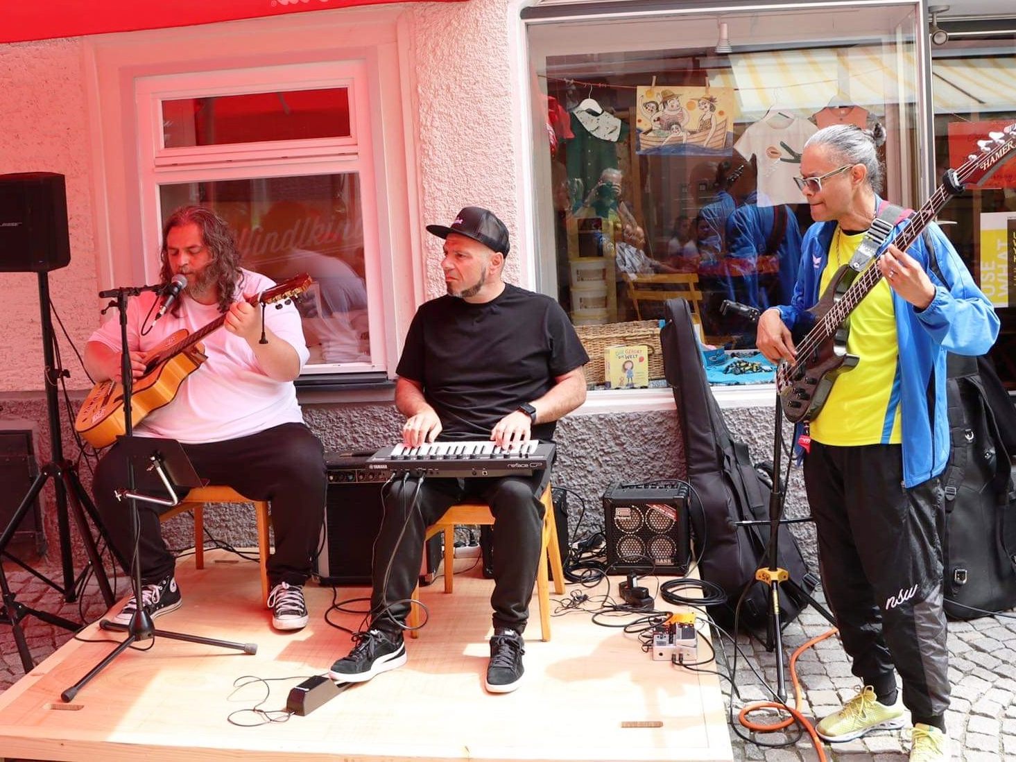 Musikalsche Leckerbissen einer Abordnung "der Söhne Mannheims" in der Bludenzer Sturnengasse beim Restaurant Antonio. Musikalsche Leckerbissen einer Abordnung "der Söhne Mannheims" in der Bludenzer Sturnengasse beim Restaurant Antonio.