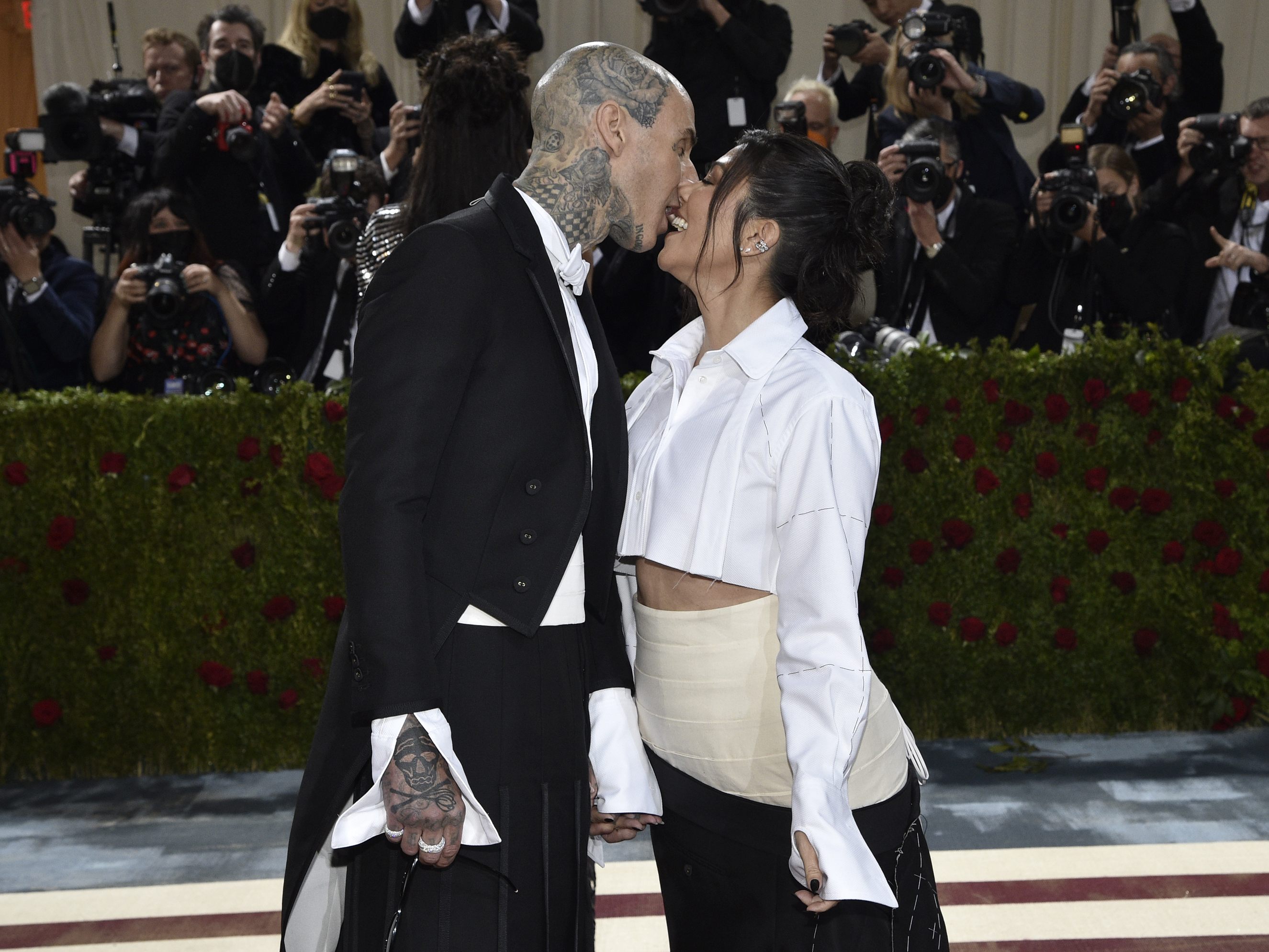 Kourtney Kardashian und Travis Baker sind nun auch offiziell verheiratet. Kourtney Kardashian und Travis Baker sind nun auch offiziell verheiratet.