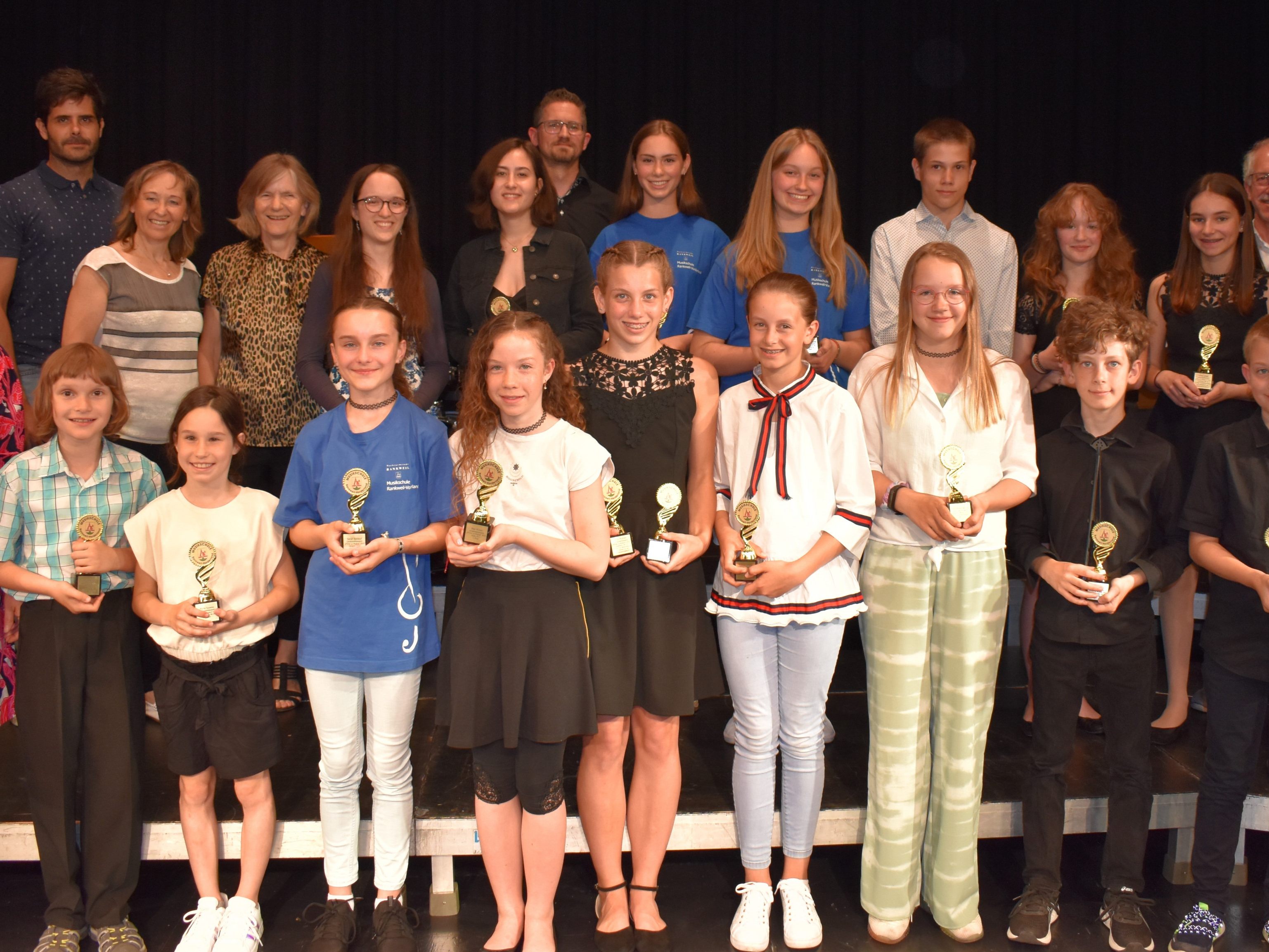 Die preisgekrönten Schüler*innen mit ihren Lehrenden und Musikschuldirektor Ingold Breuss © Musikschule Rankweil