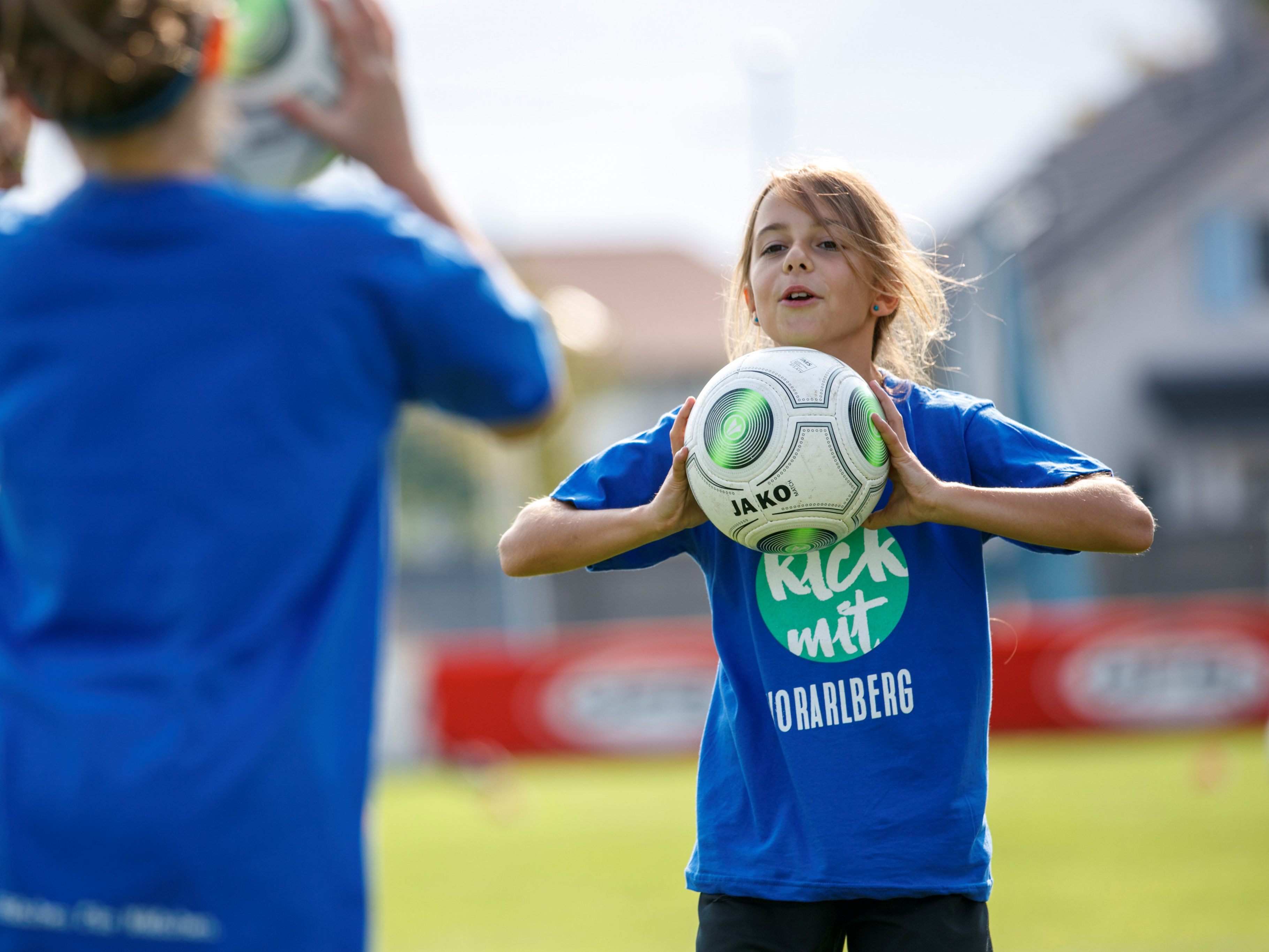 Am Freitag dürfen sportbegeisterte Mädchen wieder Fußball-Luft schnuppern.