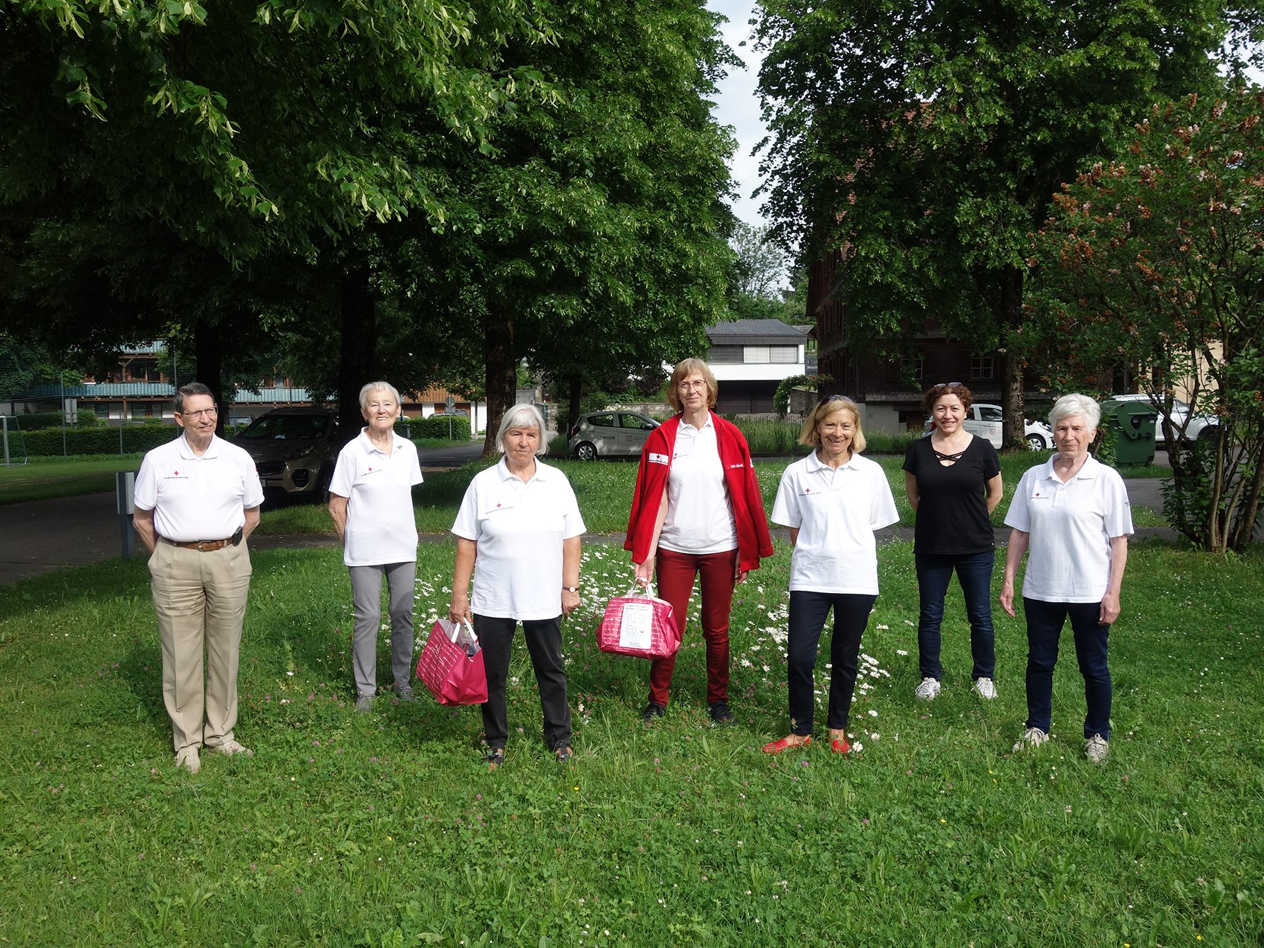 Ein Teil der freiwilligen Helfer*innen bei der Frühstückskorbaktion