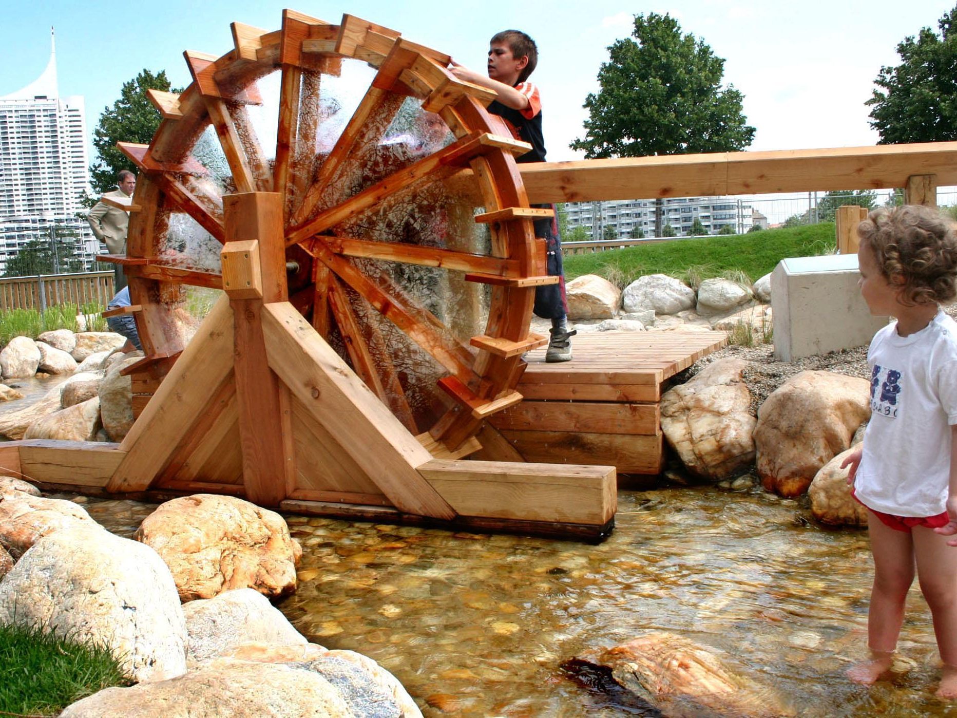 Auf dem Wasserspielplatz auf der Donauinsel Auf dem Wasserspielplatz auf der Donauinsel