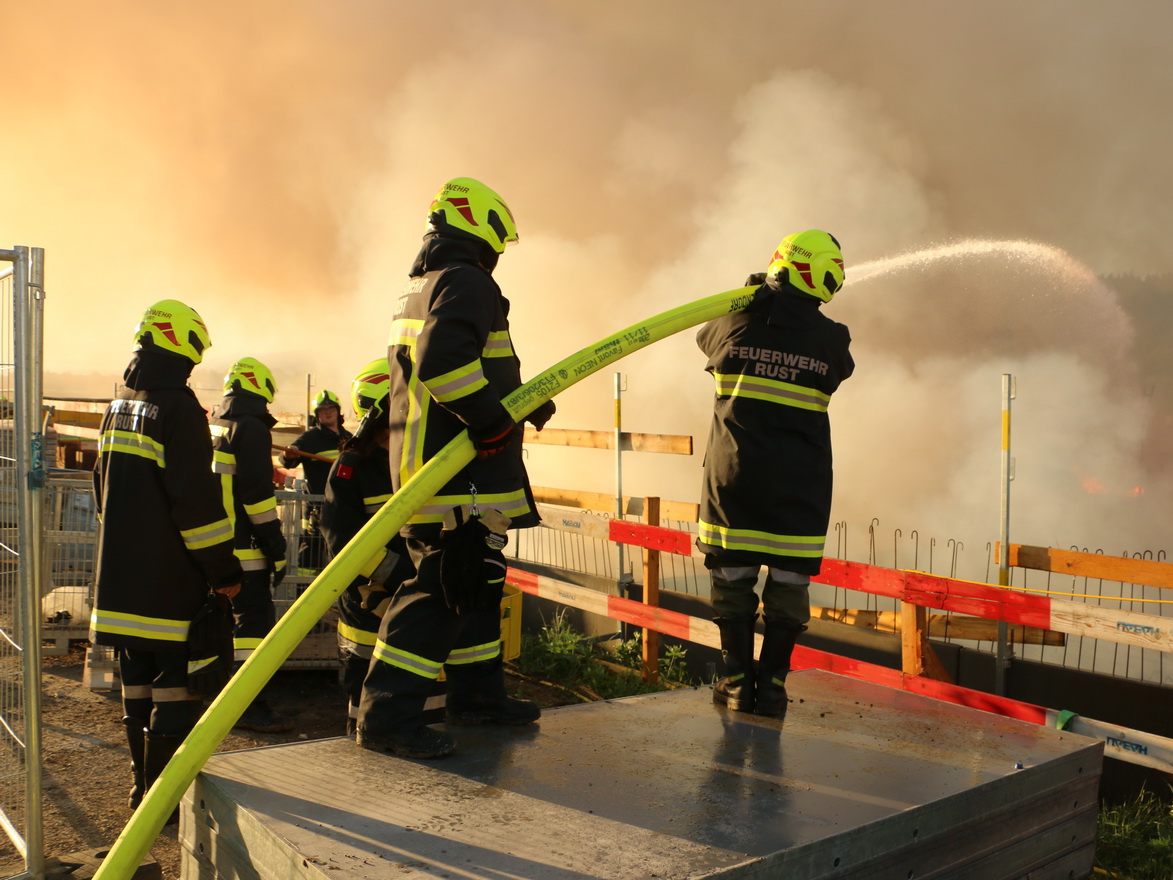 Die Polizei ermittelte nun zwei mögliche Ursachen für den Großbrand auf einer Baustelle in Prixendorf am 14. Mai.