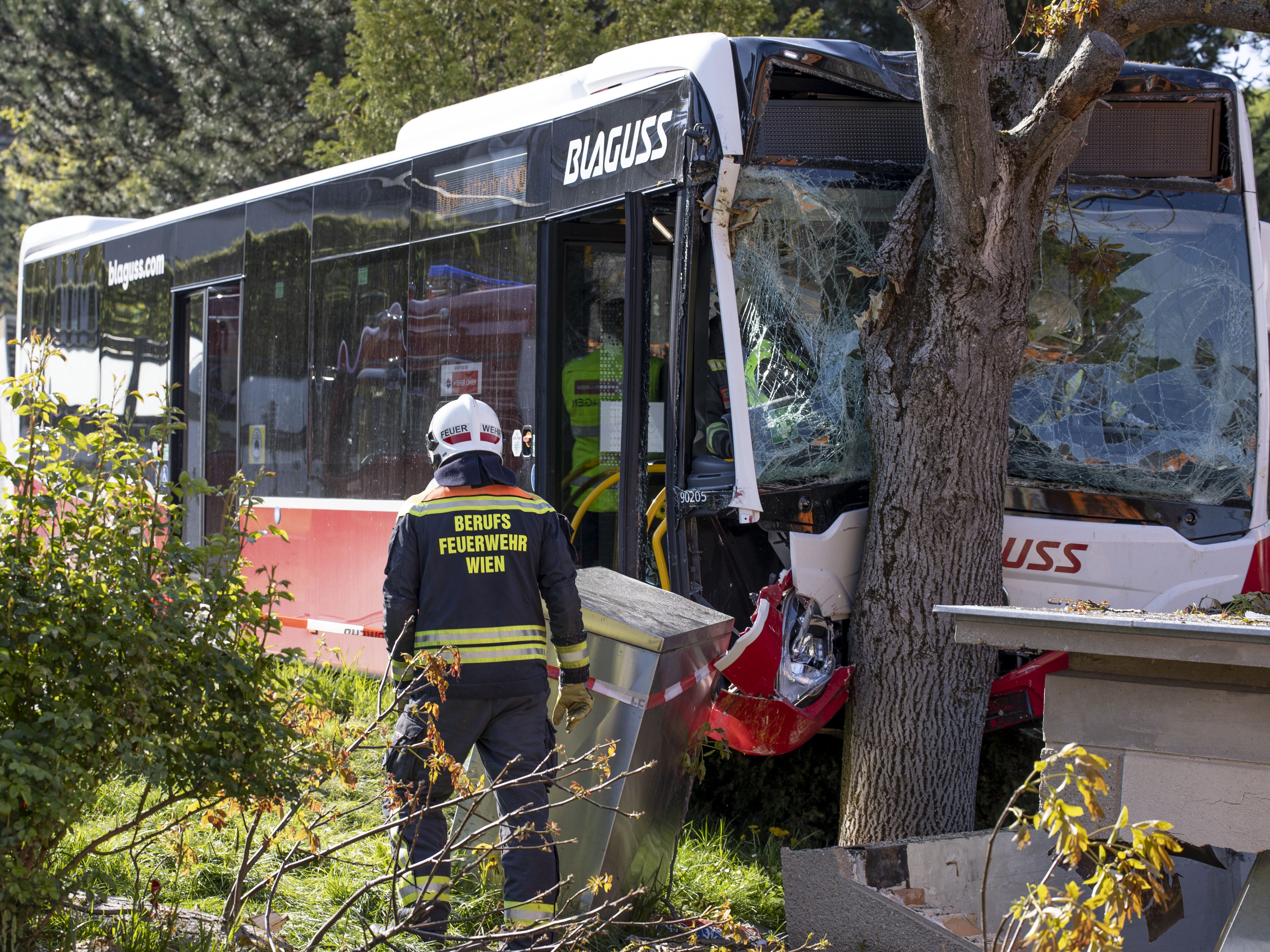 In Wien-Penzing kam es zu einem schweren Busunfall.