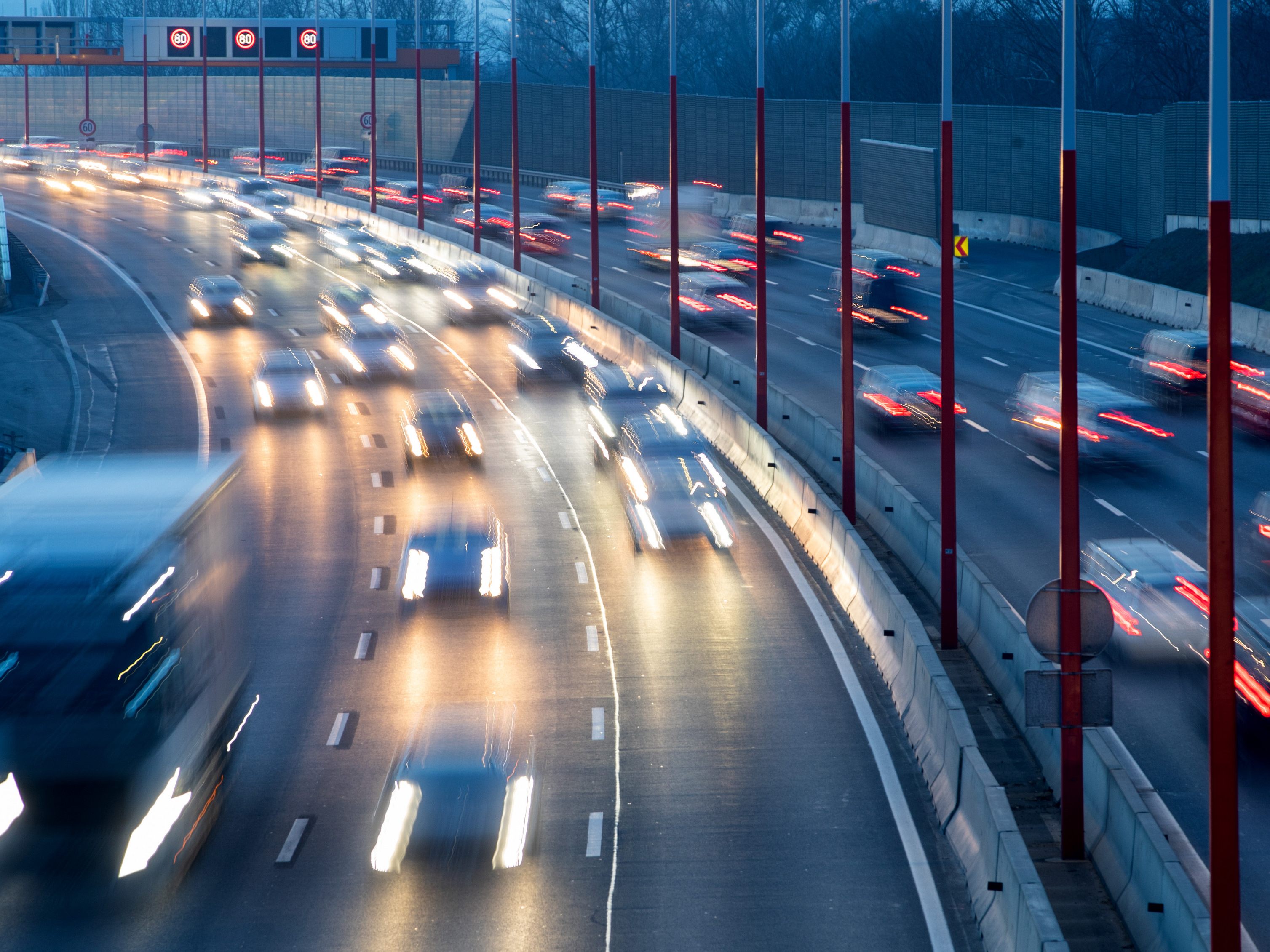 Zum Start des verlängerten Wochenendes ist mit Staus und viel Verkehr zu rechnen.