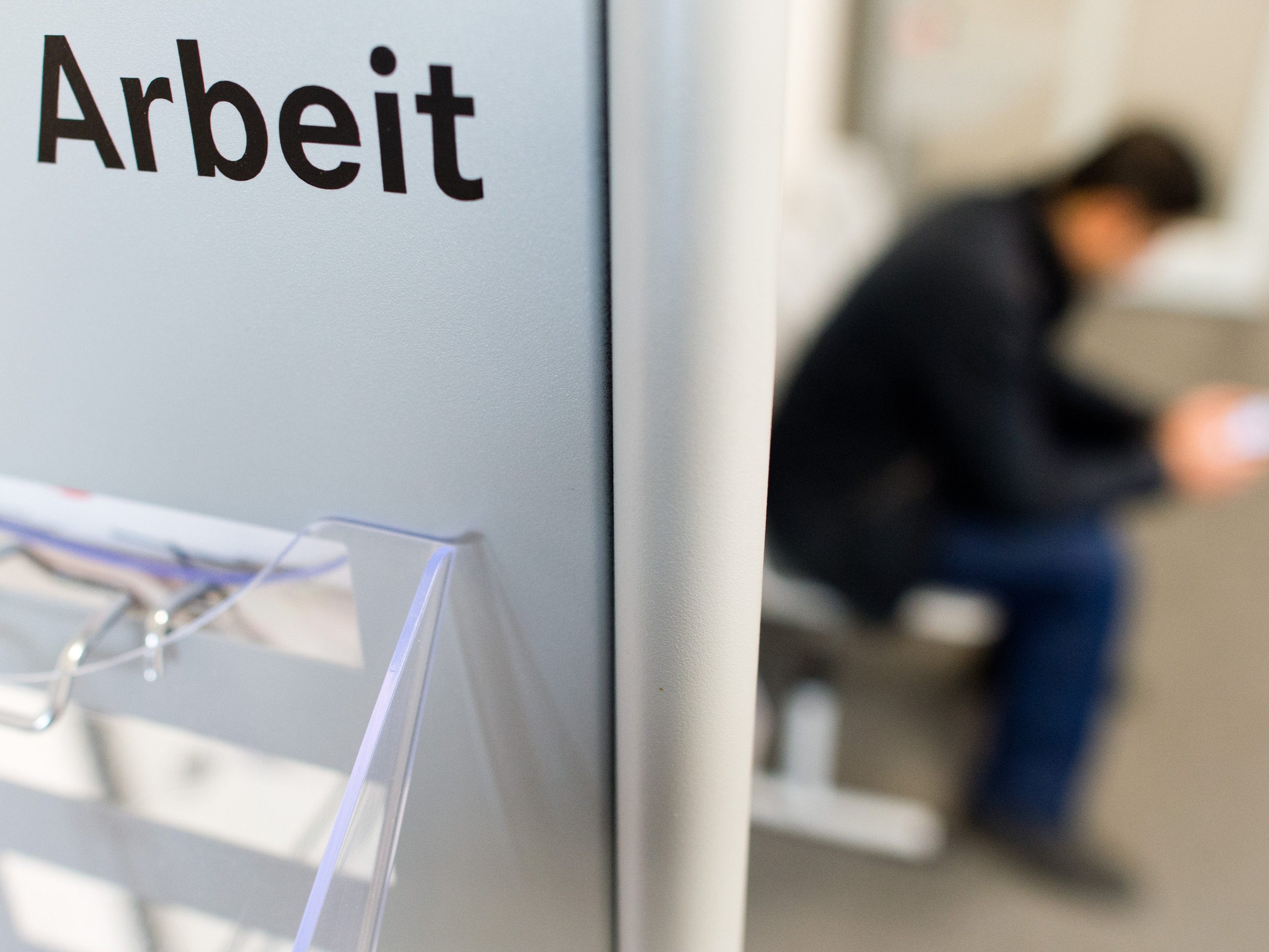 Wesentlicher Grund für die hohe Armutsgefährdung von Arbeitslosen sind die geringen Lohnersatzraten von gerade einmal 55 Prozent