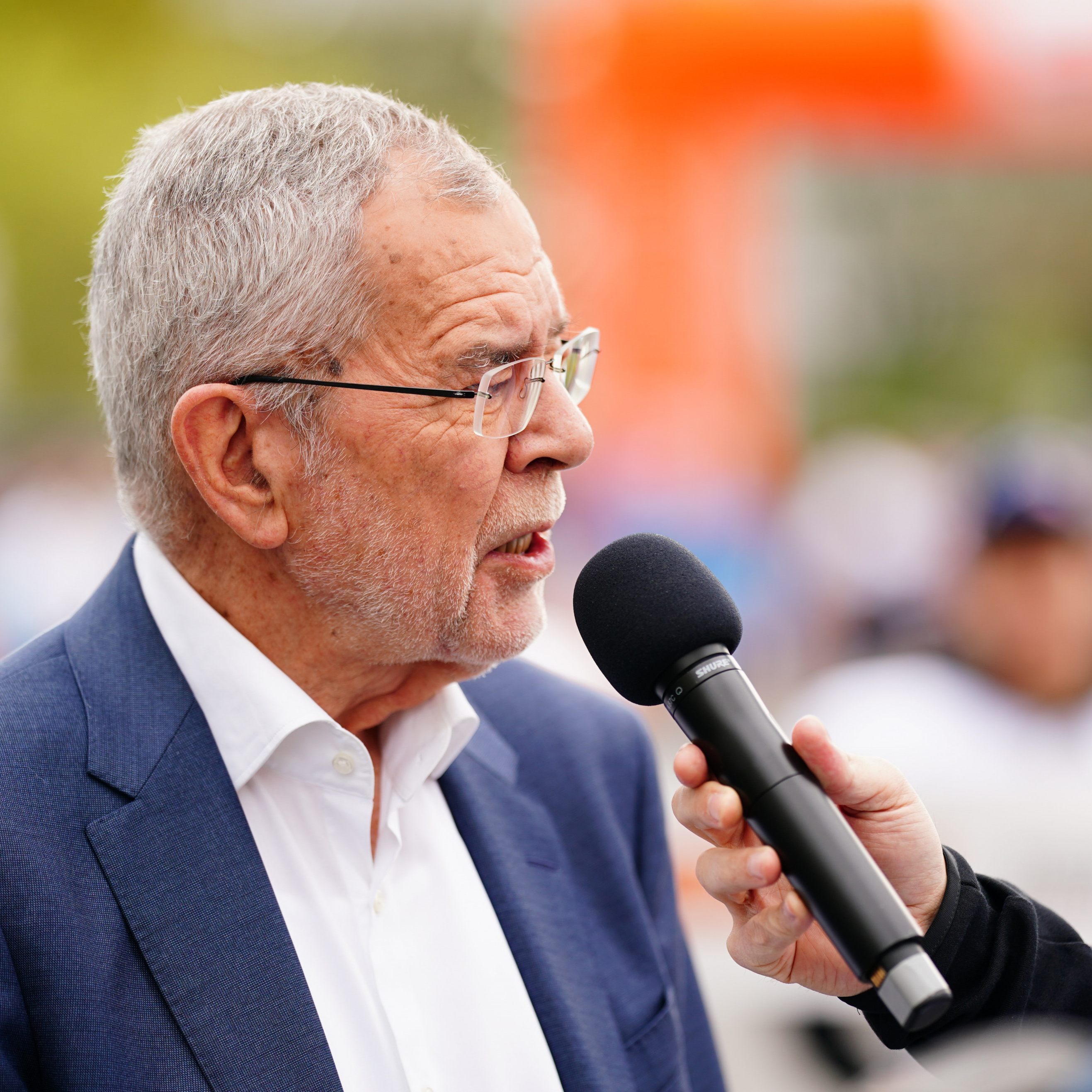 Bundespräsident Alexander van der Bellen will wegen der hohen Inflation das soziale Netz gegen Armut in Österreich dichter knüpfen.