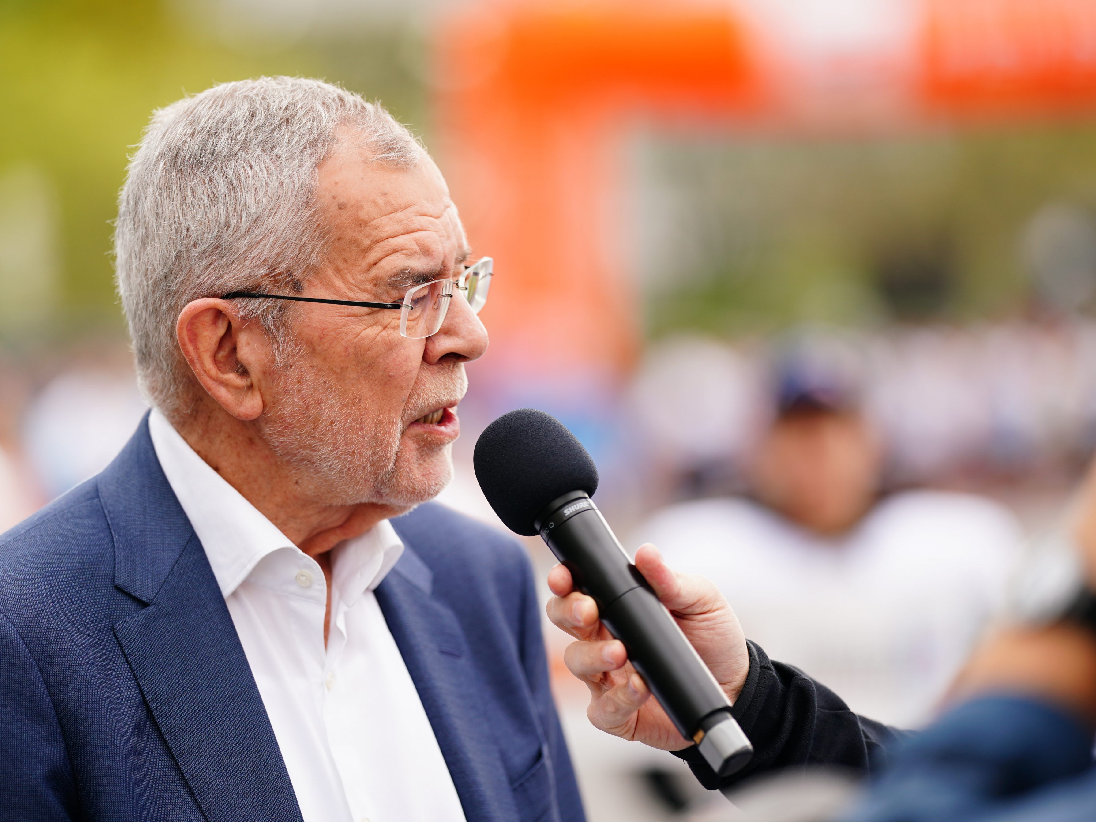 Bundespräsident Alexander van der Bellen will wegen der hohen Inflation das soziale Netz gegen Armut in Österreich dichter knüpfen.