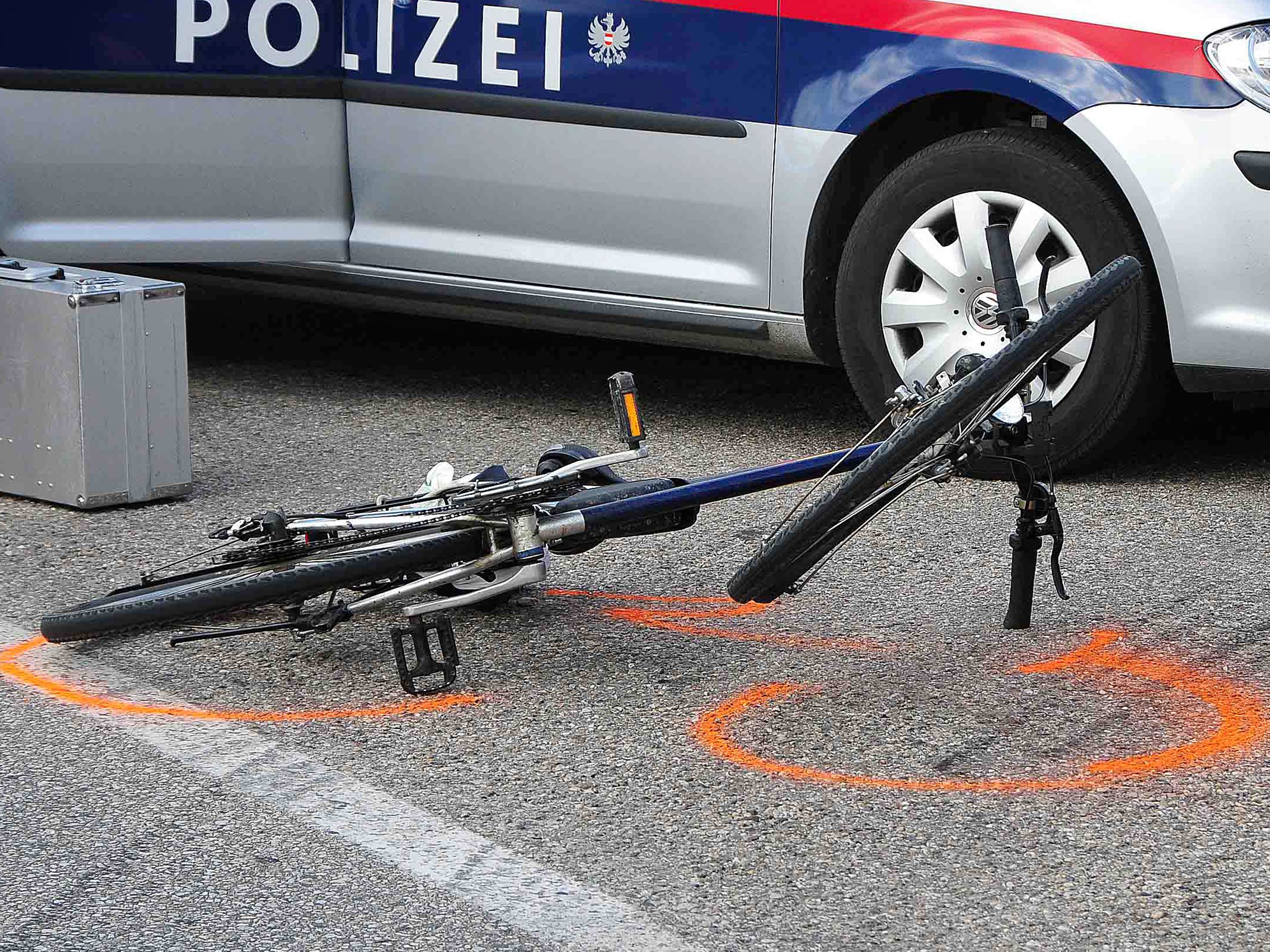 Auf der Prater-Hauptallee in Wien stießen zwei Fahrradfahrerinnen frontal zusammen. Auf der Prater-Hauptallee in Wien stießen zwei Fahrradfahrerinnen frontal zusammen.