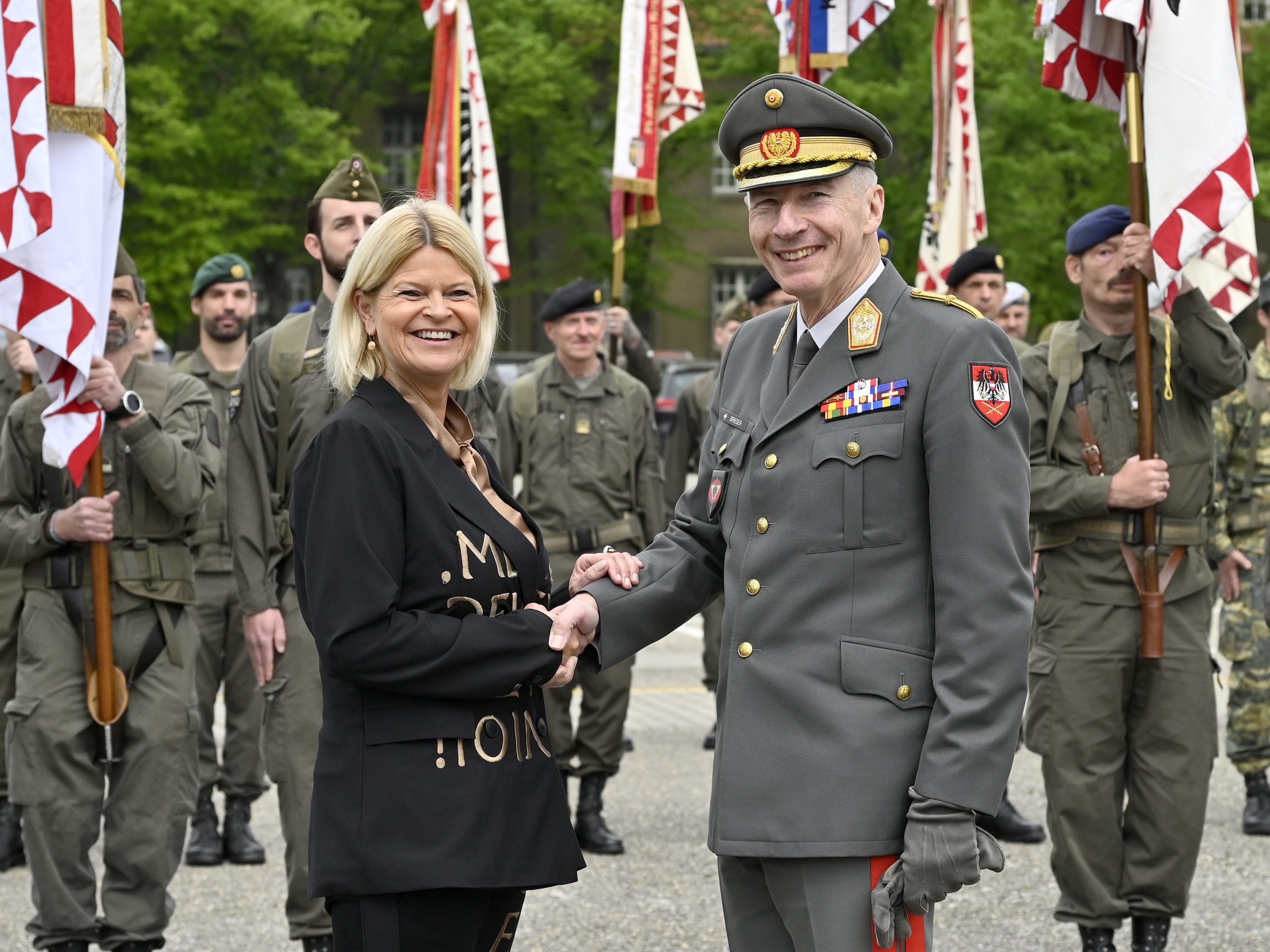 Verteidigungsministerin Klaudia Tanner (ÖVP) und Generalstabschef Robert Brieger beim Festakt zu seiner Verabschiedung nach Brüssel in Wien Verteidigungsministerin Klaudia Tanner (ÖVP) und Generalstabschef Robert Brieger beim Festakt zu seiner Verabschiedung nach Brüssel in Wien