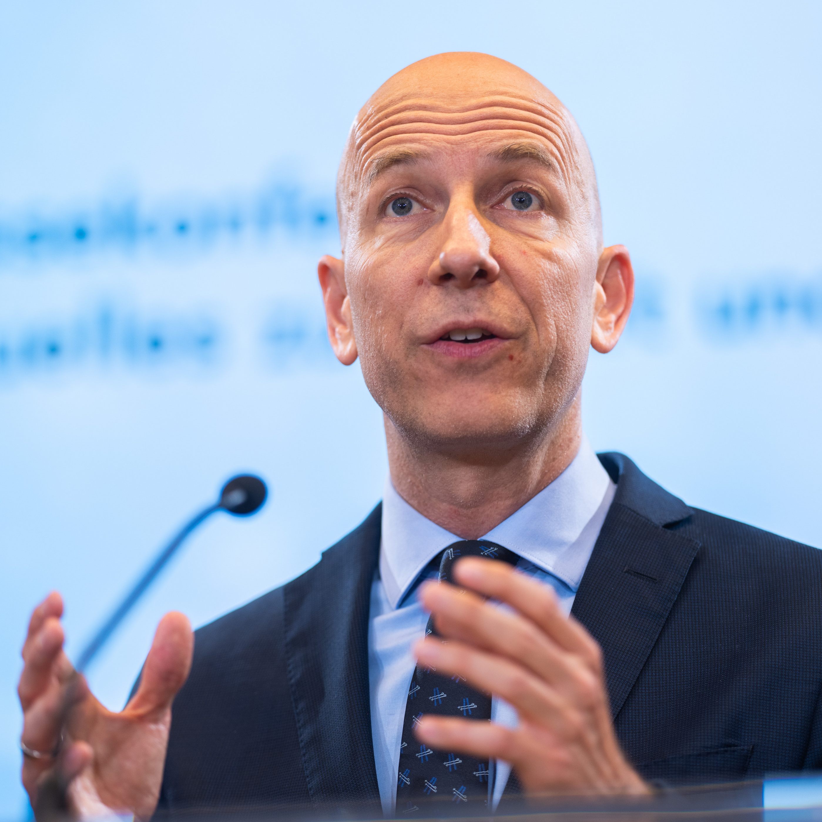 Laut Arbeitsminister Martin Kocher (ÖVP) habe die Teuerung keinen Einfluss auf den Wohlstand in Österreich.