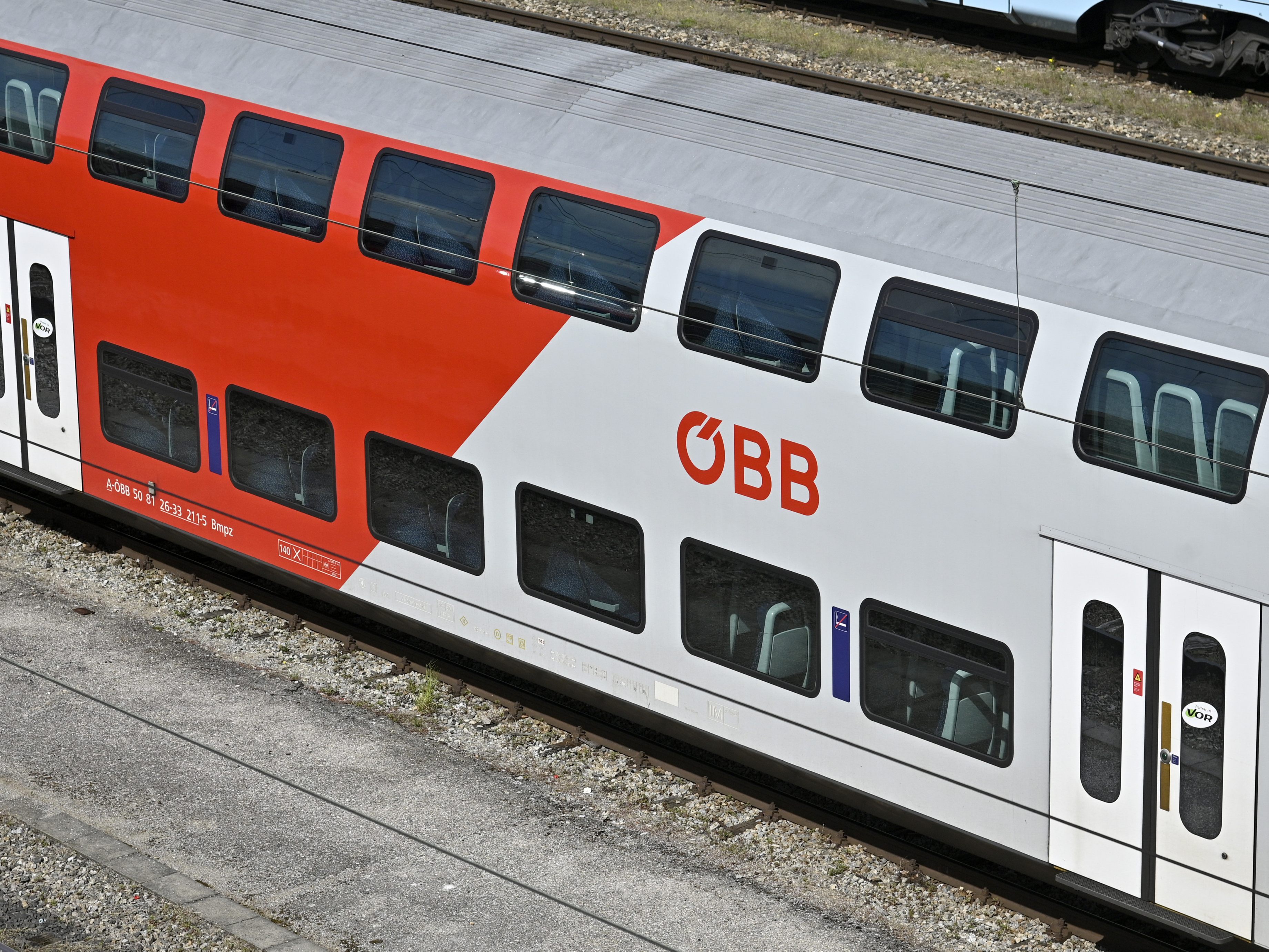Bei einem Zugunfall in Mödling wurden mindestens 30 Personen verletzt.