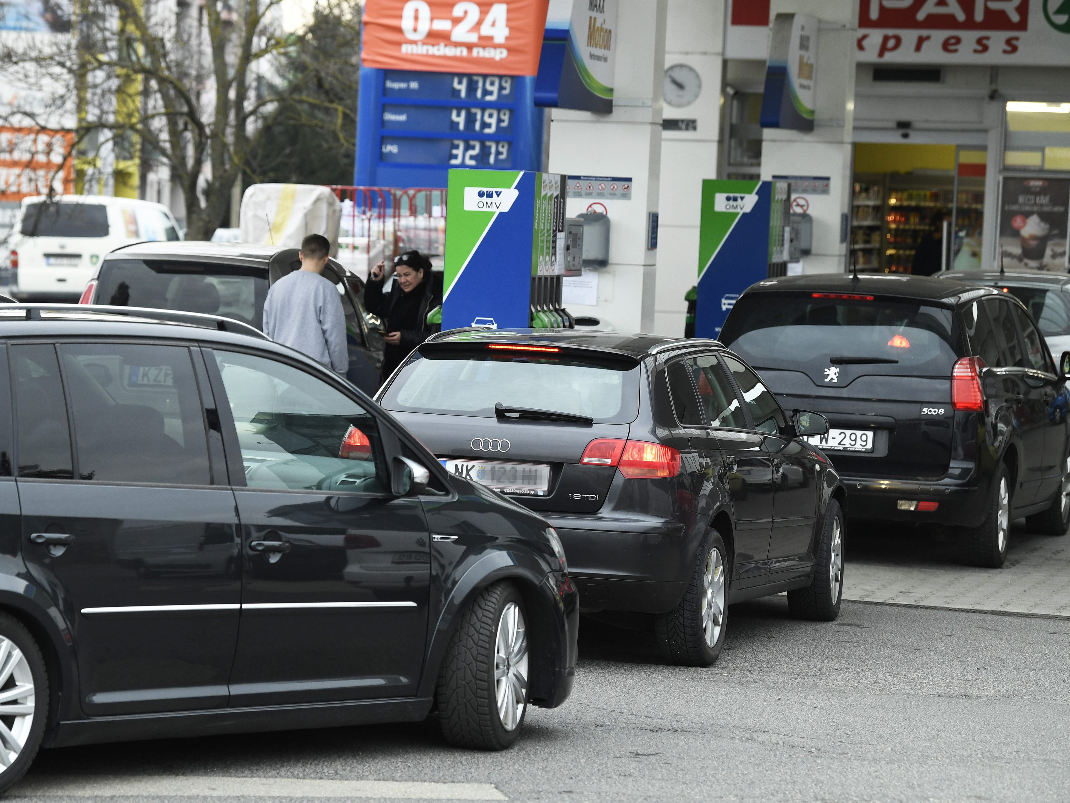 Ausländer tanken seit Freitag in Ungarn deutlich teurer als Inländer Ausländer tanken seit Freitag in Ungarn deutlich teurer als Inländer