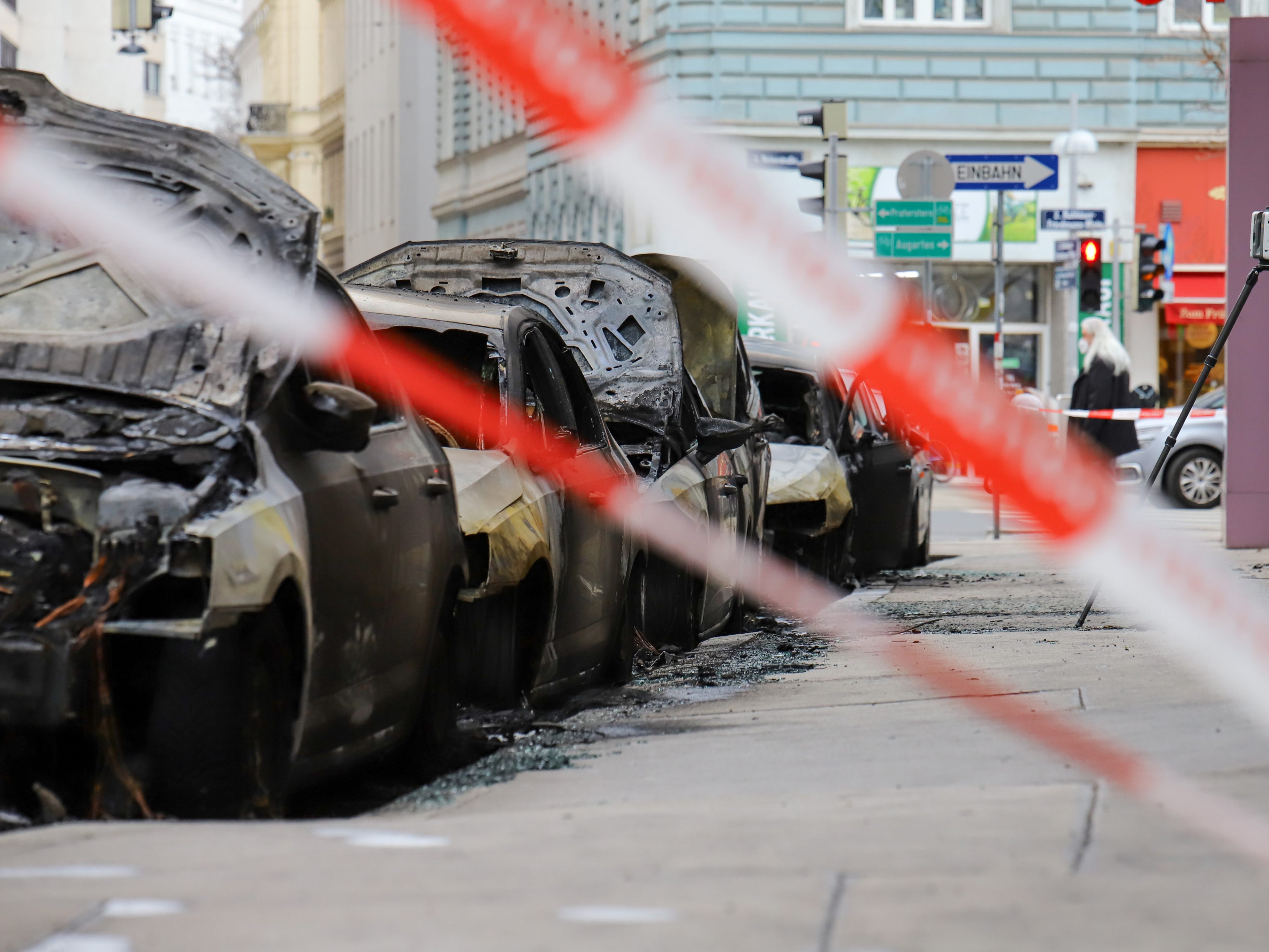 Ausländische linksextreme Zelle soll Ende Jänner sechs Polizeiautos in Wien angezündet haben. Ausländische linksextreme Zelle soll Ende Jänner sechs Polizeiautos in Wien angezündet haben.