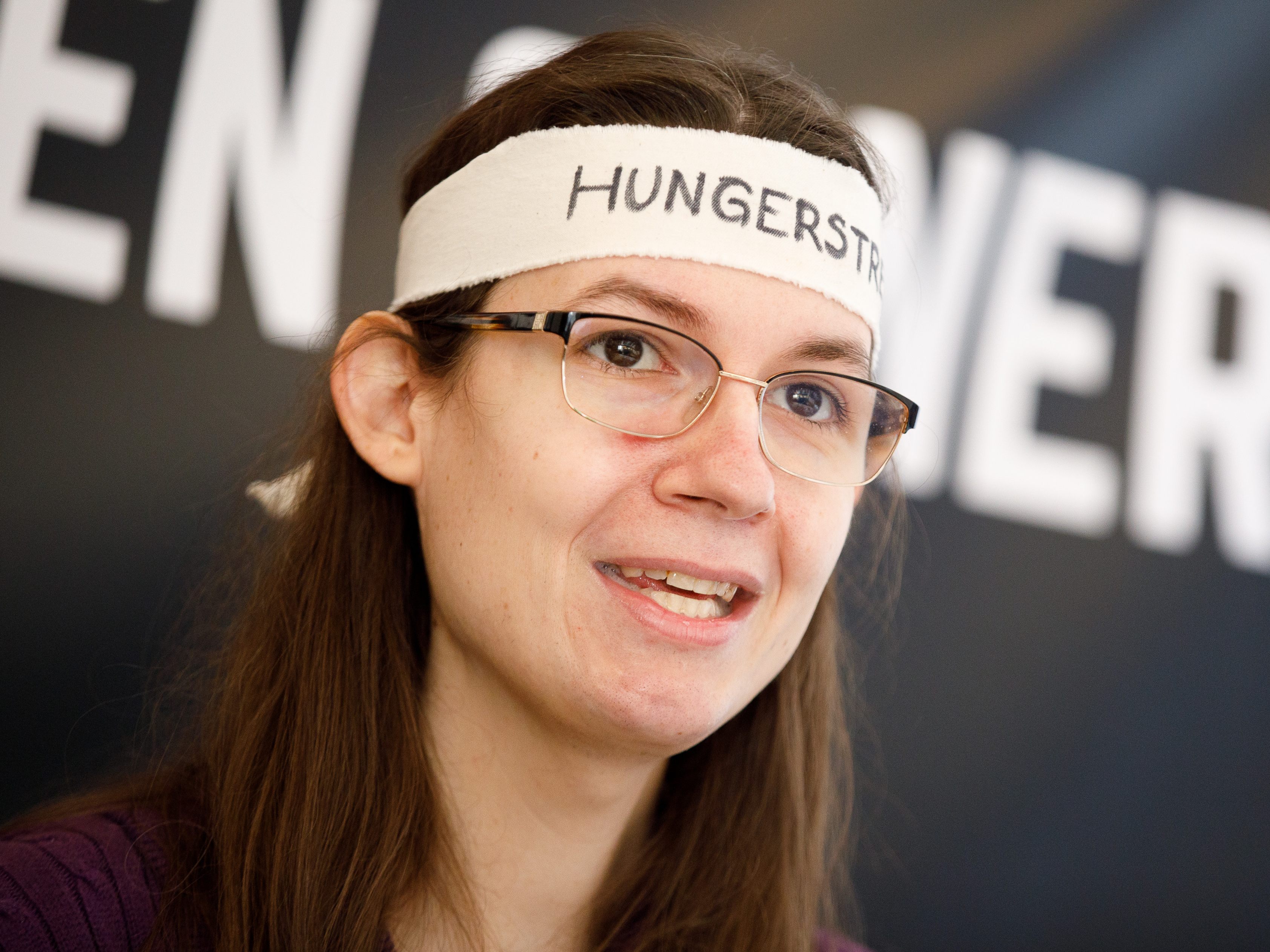 Die Klimaaktivistin Martha Krumpeck klebte sich in der Wiener Innenstadt auf einer Straße fest Die Klimaaktivistin Martha Krumpeck klebte sich in der Wiener Innenstadt auf einer Straße fest