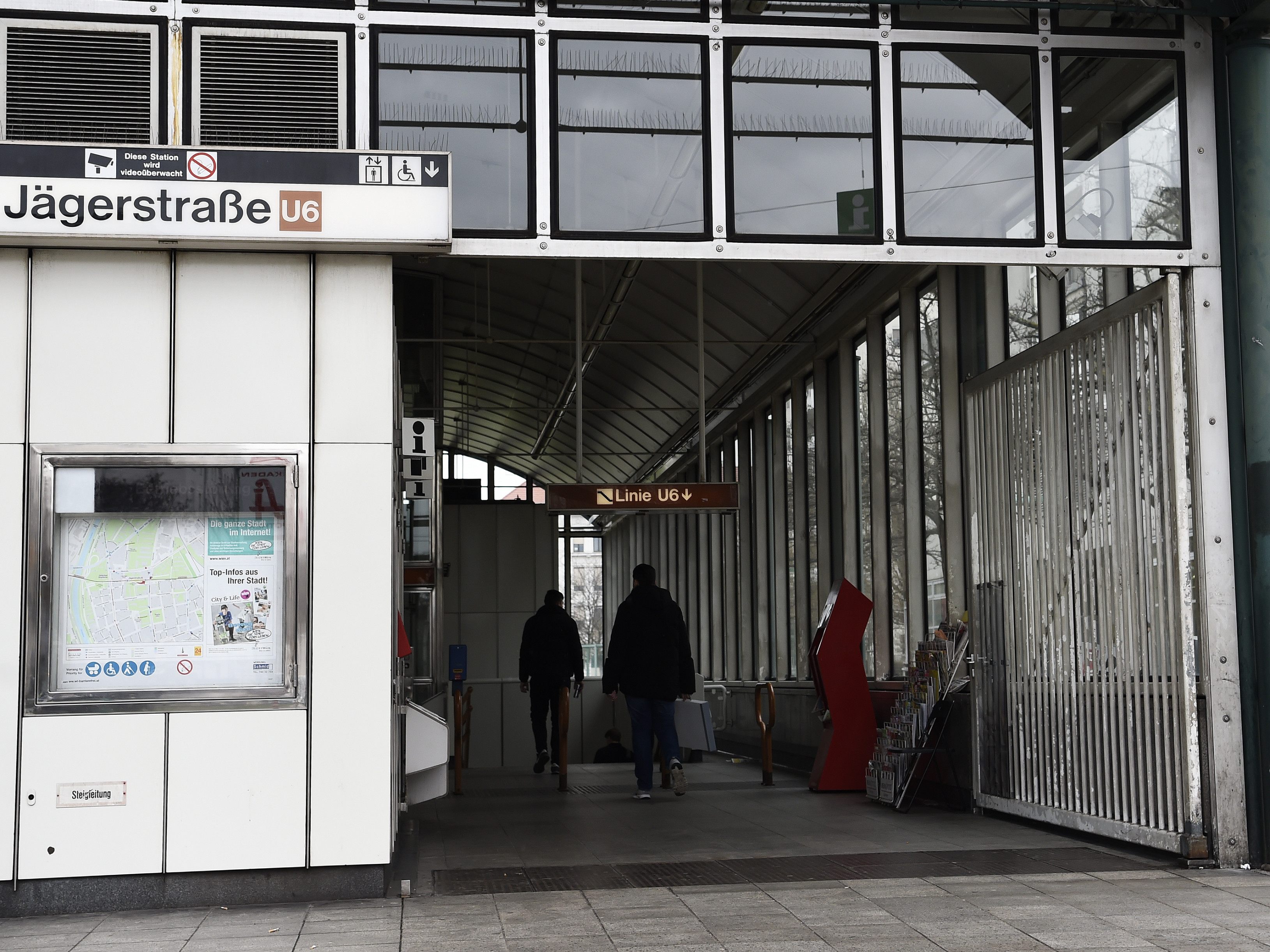 Bei der U-Bahnstation Jägerstraße attackierte ein Betrunkener am Montag Polizisten.