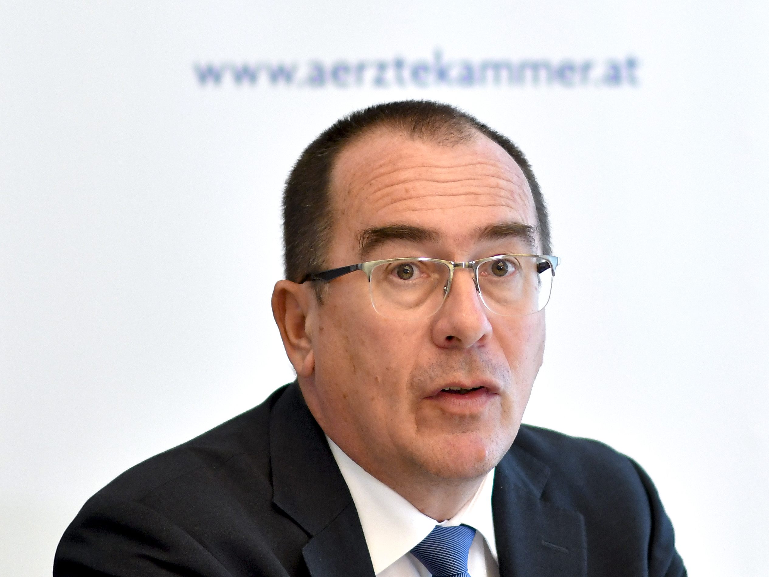 Mayer fordert die Politik auf, die Ärzte-Ausbildung ernst zu nehmen.