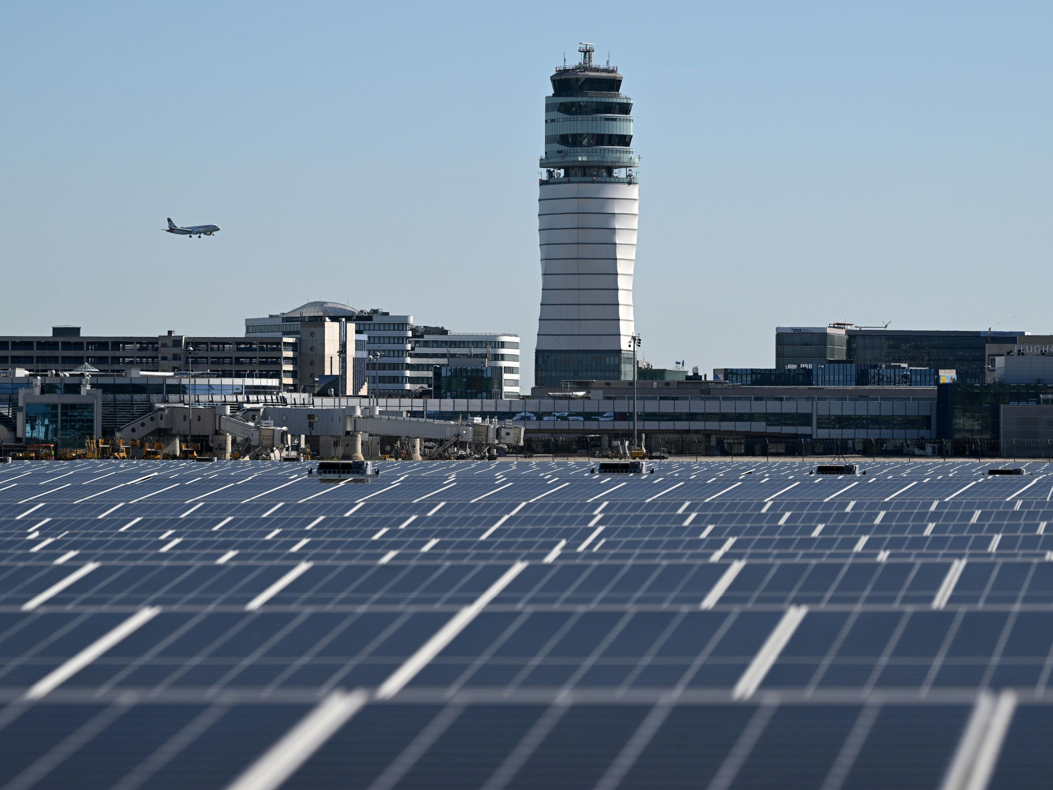 Größte Photovoltaik-Anlage Österreichs am Flughafen Wien in Betrieb genommen. Größte Photovoltaik-Anlage Österreichs am Flughafen Wien in Betrieb genommen.