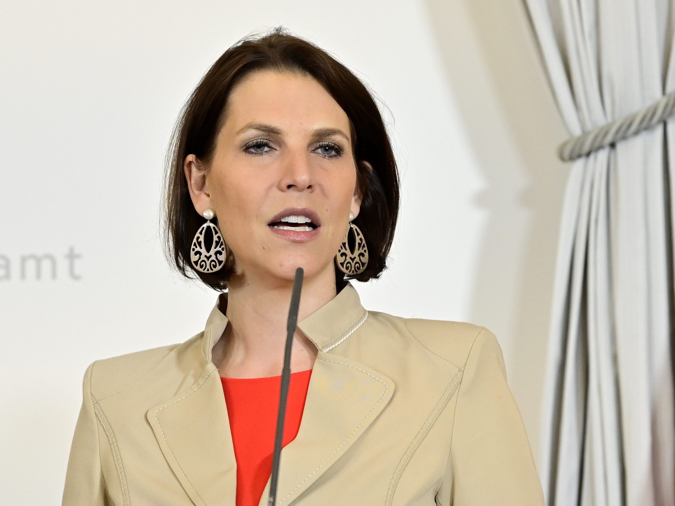 Europaministerin Karoline Edtstadler (ÖVP) unterzeichnete am Mittwoch die Wiener Erklärung bei der Antisemitismus-Konferenz. Europaministerin Karoline Edtstadler (ÖVP) unterzeichnete am Mittwoch die Wiener Erklärung bei der Antisemitismus-Konferenz.
