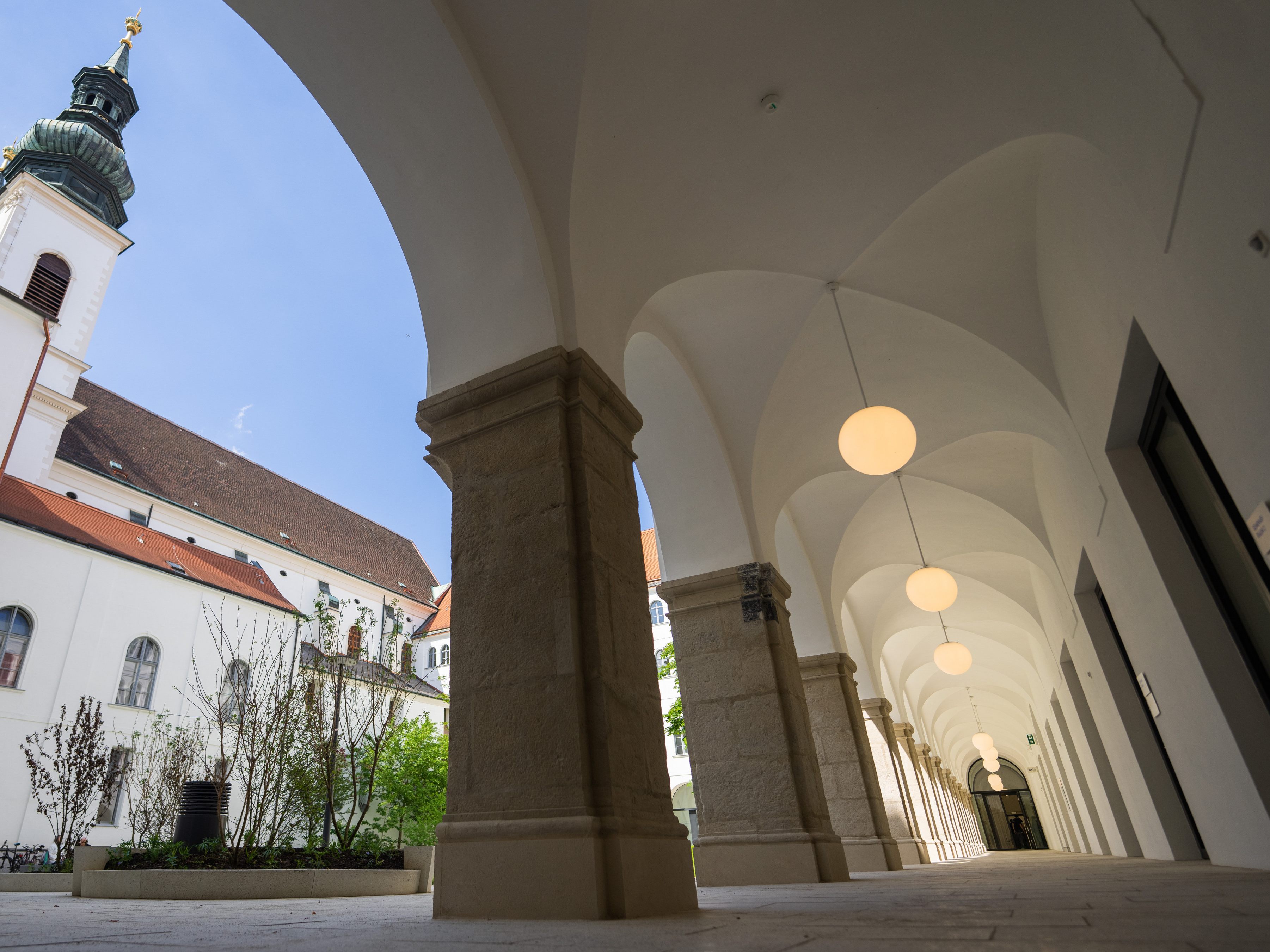 Saniertes und umgebautes Projekt "Campus Akademie": Hier der Innenhof mit Arkadengang Saniertes und umgebautes Projekt "Campus Akademie": Hier der Innenhof mit Arkadengang