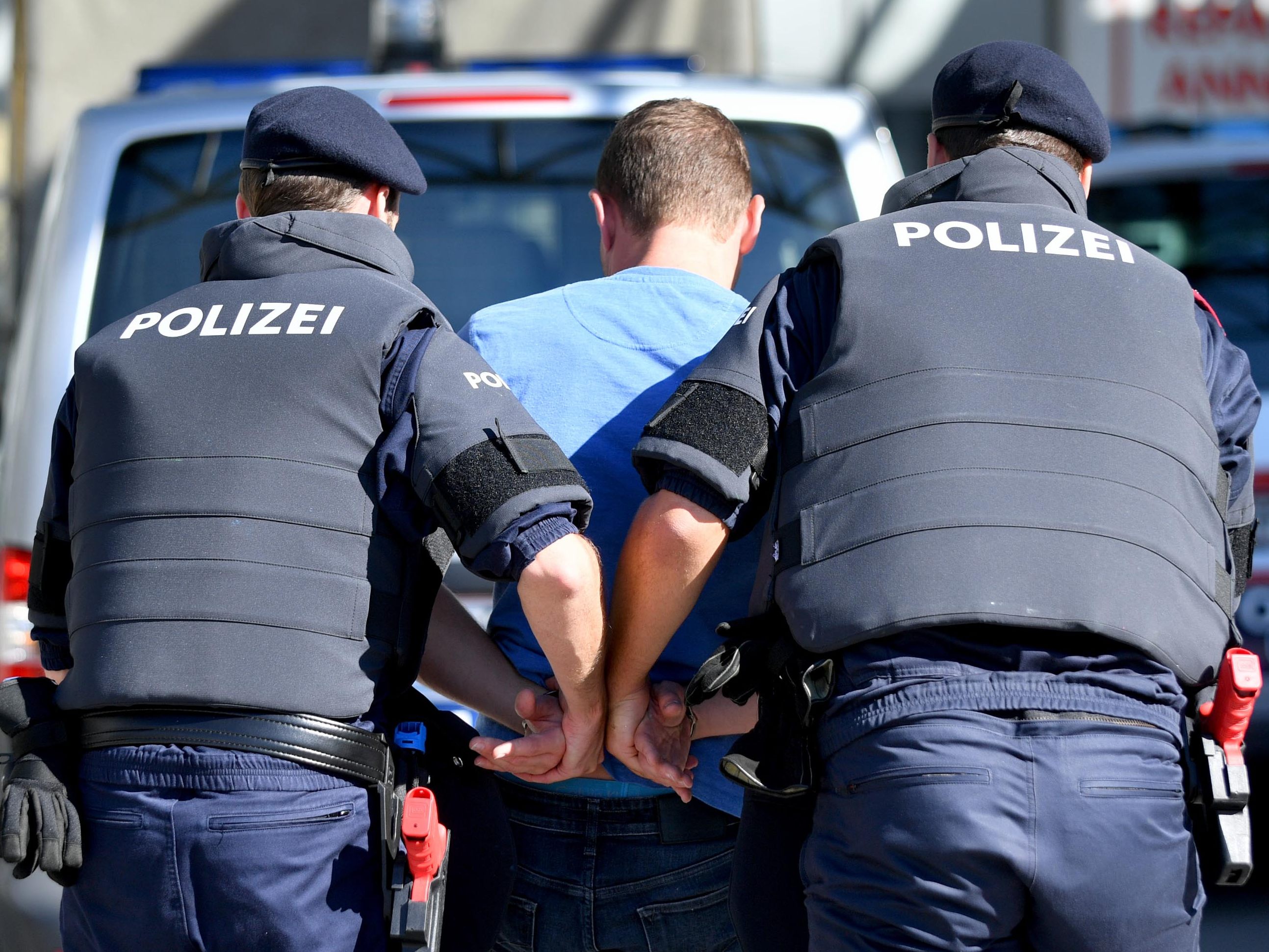 Ein Mann bedrohte in Wien-Meidling seine Ehefrau mit dem Messer und biss einem Polizisten in den Finger.