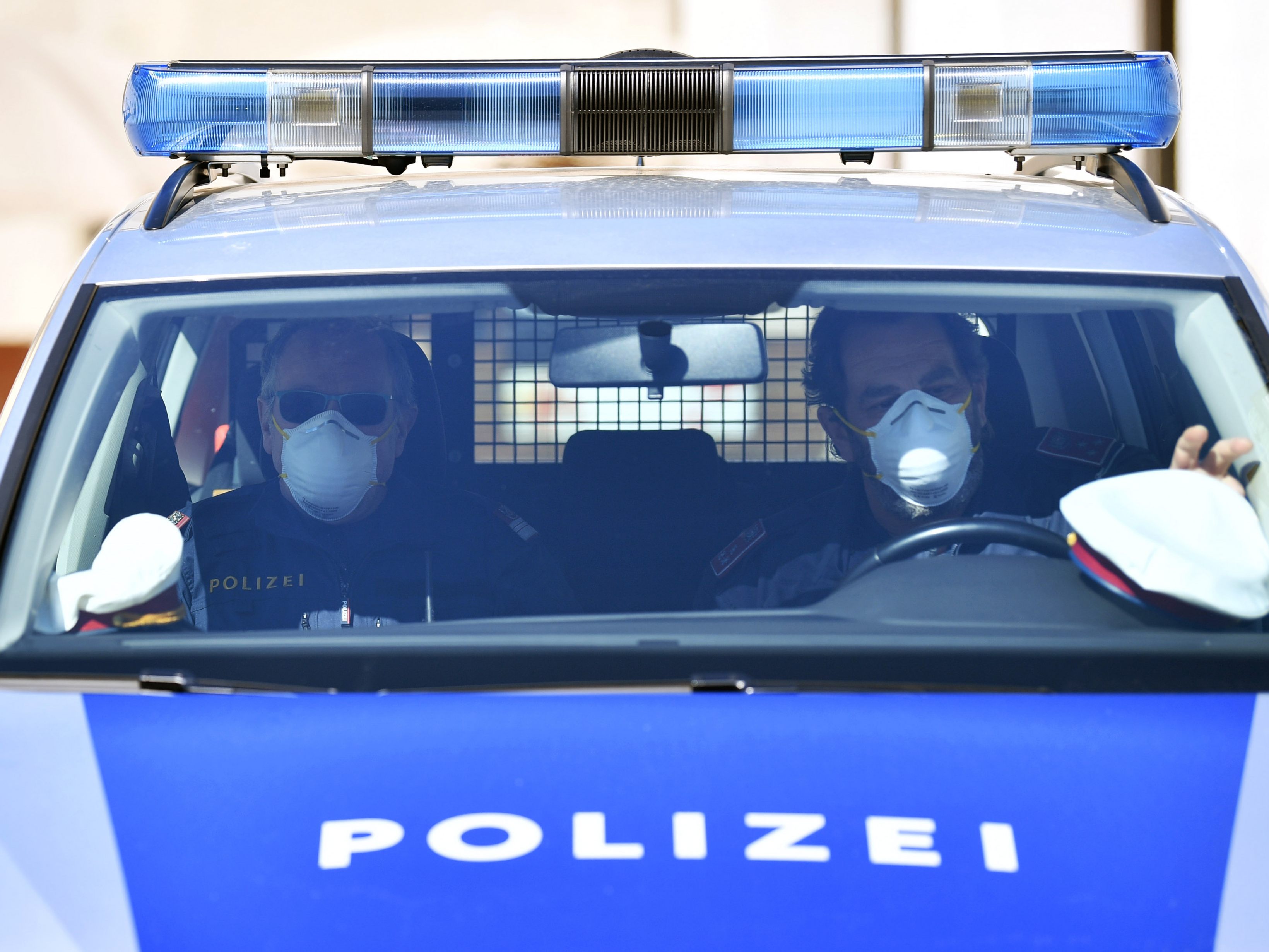 Ein 42-Jähriger schlug seine Lebensgefährtin in Wien-Donaustadt und warf einen Tretroller nach ihr. Ein 42-Jähriger schlug seine Lebensgefährtin in Wien-Donaustadt und warf einen Tretroller nach ihr.