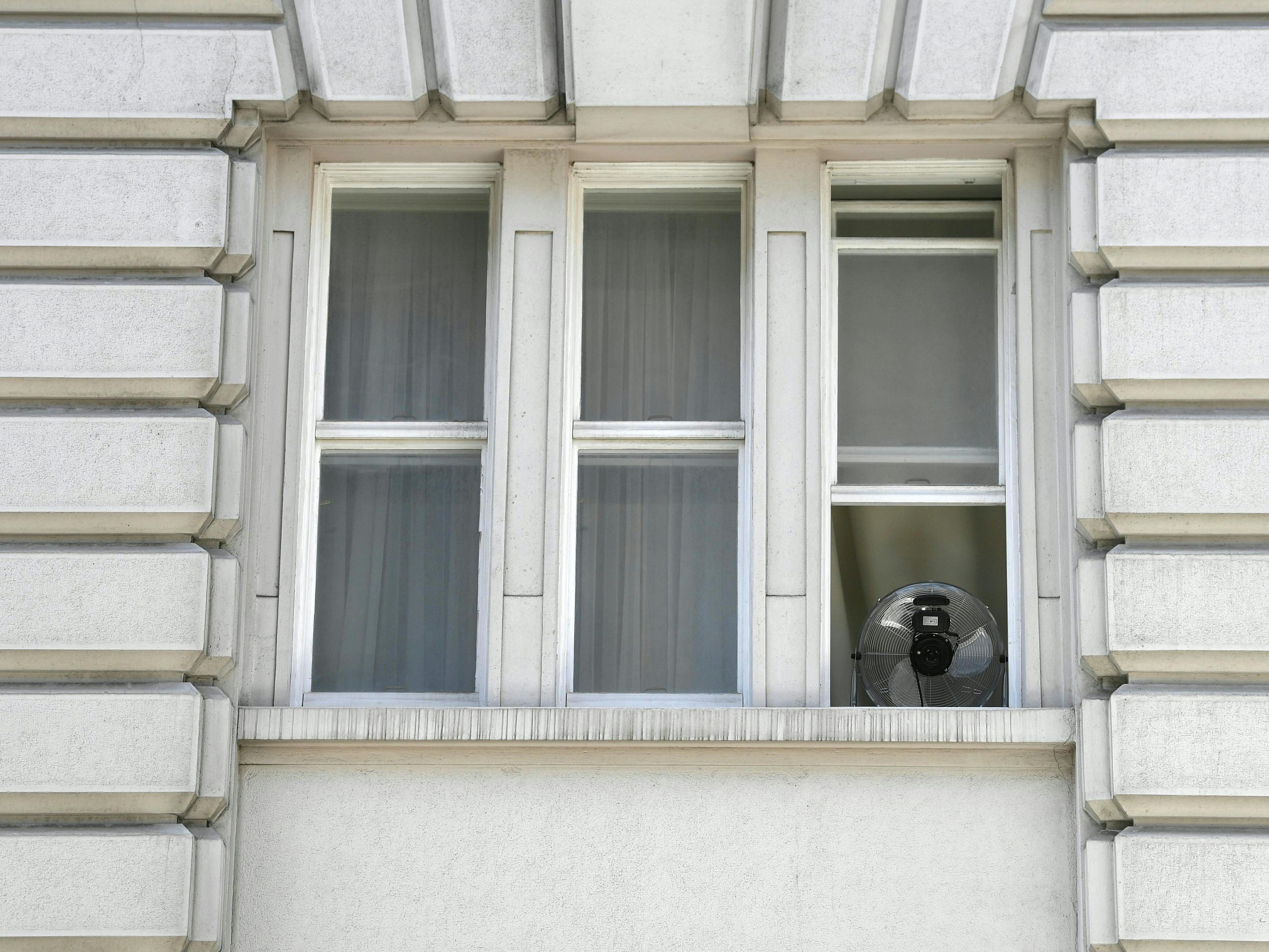 So lüften Sie richtig bei Sommerhitze.