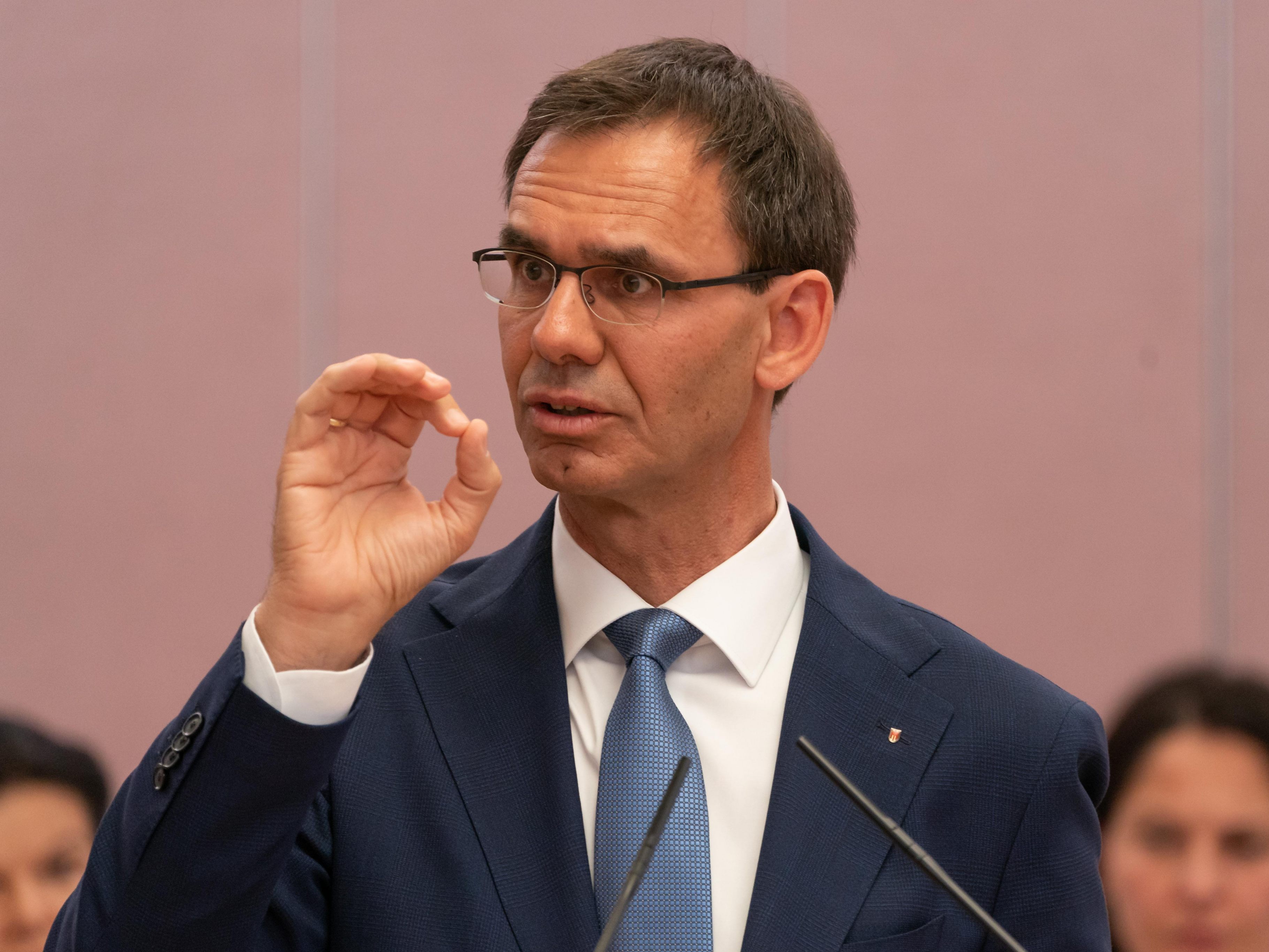 Der Vorarlberger Landeshauptmann Wallner hofft auf die "Möglichkeit, dem politischen Hochschaukeln dieser Lüge ein Ende zu machen" Der Vorarlberger Landeshauptmann Wallner hofft auf die "Möglichkeit, dem politischen Hochschaukeln dieser Lüge ein Ende zu machen"