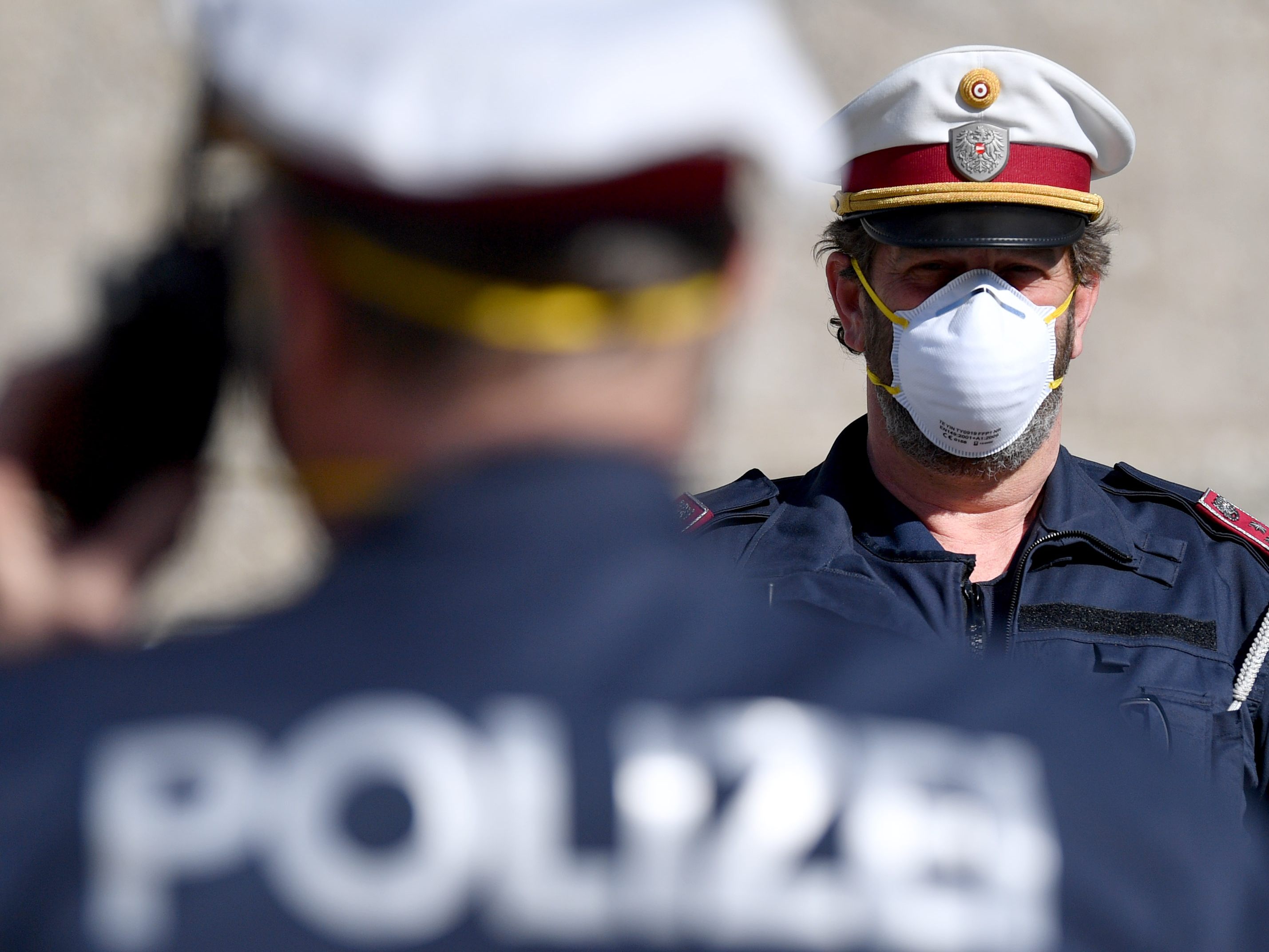 Als ein 30-Jähriger durch die Polizei wegen Verdacht auf Drogenhandel in Wien durchsucht wurde, wollte der betrunkene Mann die Polizisten ins Gesicht schlagen. Als ein 30-Jähriger durch die Polizei wegen Verdacht auf Drogenhandel in Wien durchsucht wurde, wollte der betrunkene Mann die Polizisten ins Gesicht schlagen.