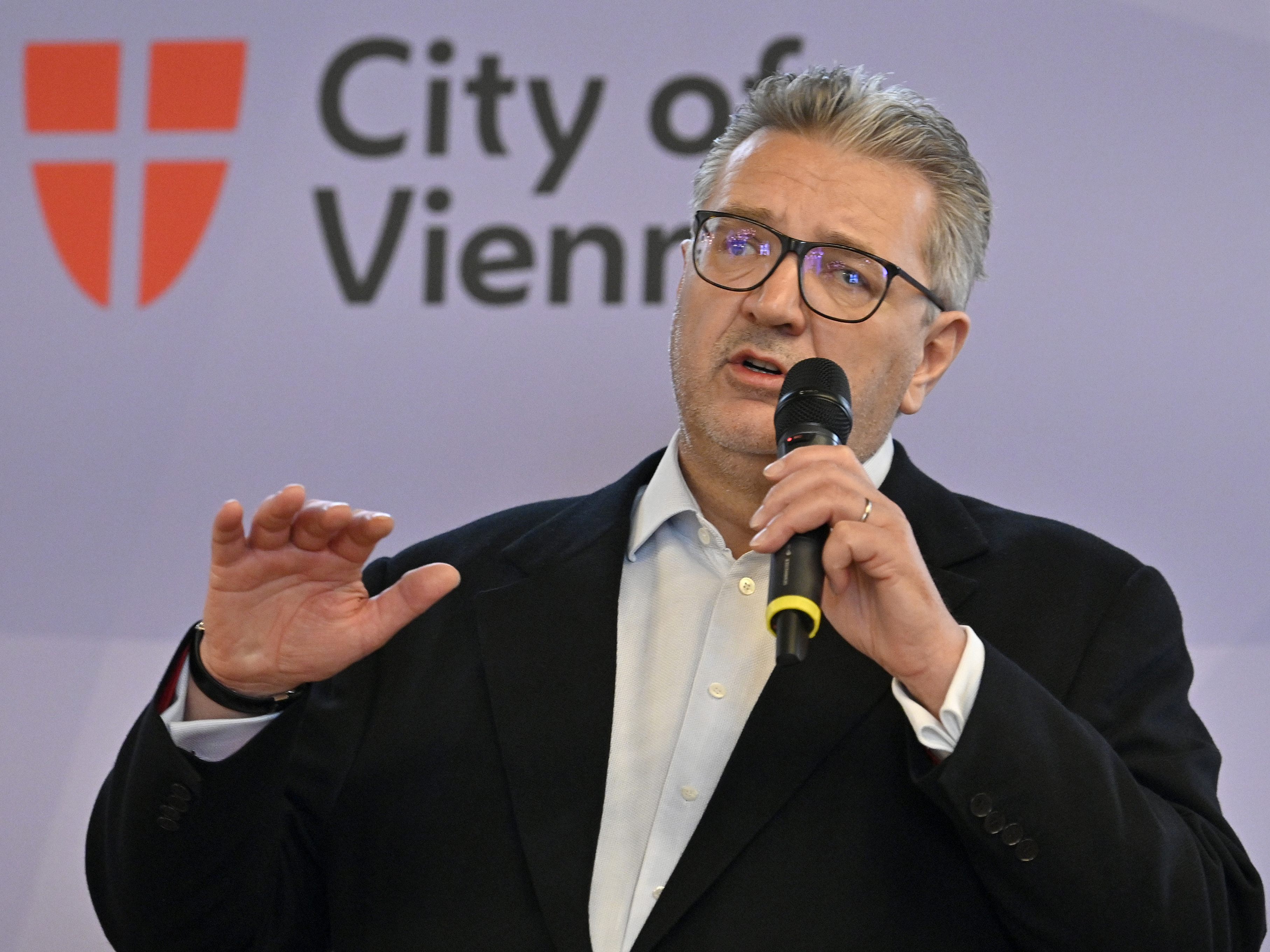 Gesundheitsstadtrat Peter Hacker (SPÖ) verteidigte am Mittwoch den Wiener Sonderweg bei der Corona-Maskenpflicht. Gesundheitsstadtrat Peter Hacker (SPÖ) verteidigte am Mittwoch den Wiener Sonderweg bei der Corona-Maskenpflicht.