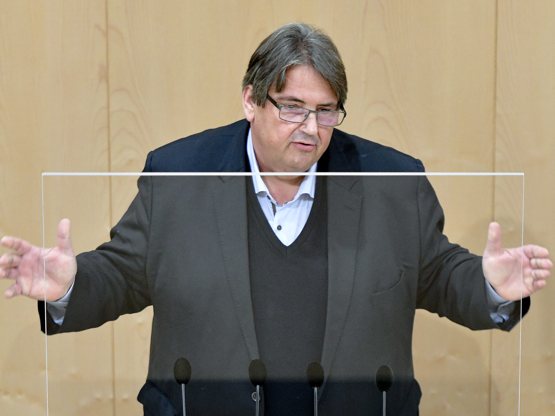 SPÖ-Sozialsprecher Josef Muchitsch stellt der Bundesregierung in Sachen Pflegereform die Rute ins Fenster