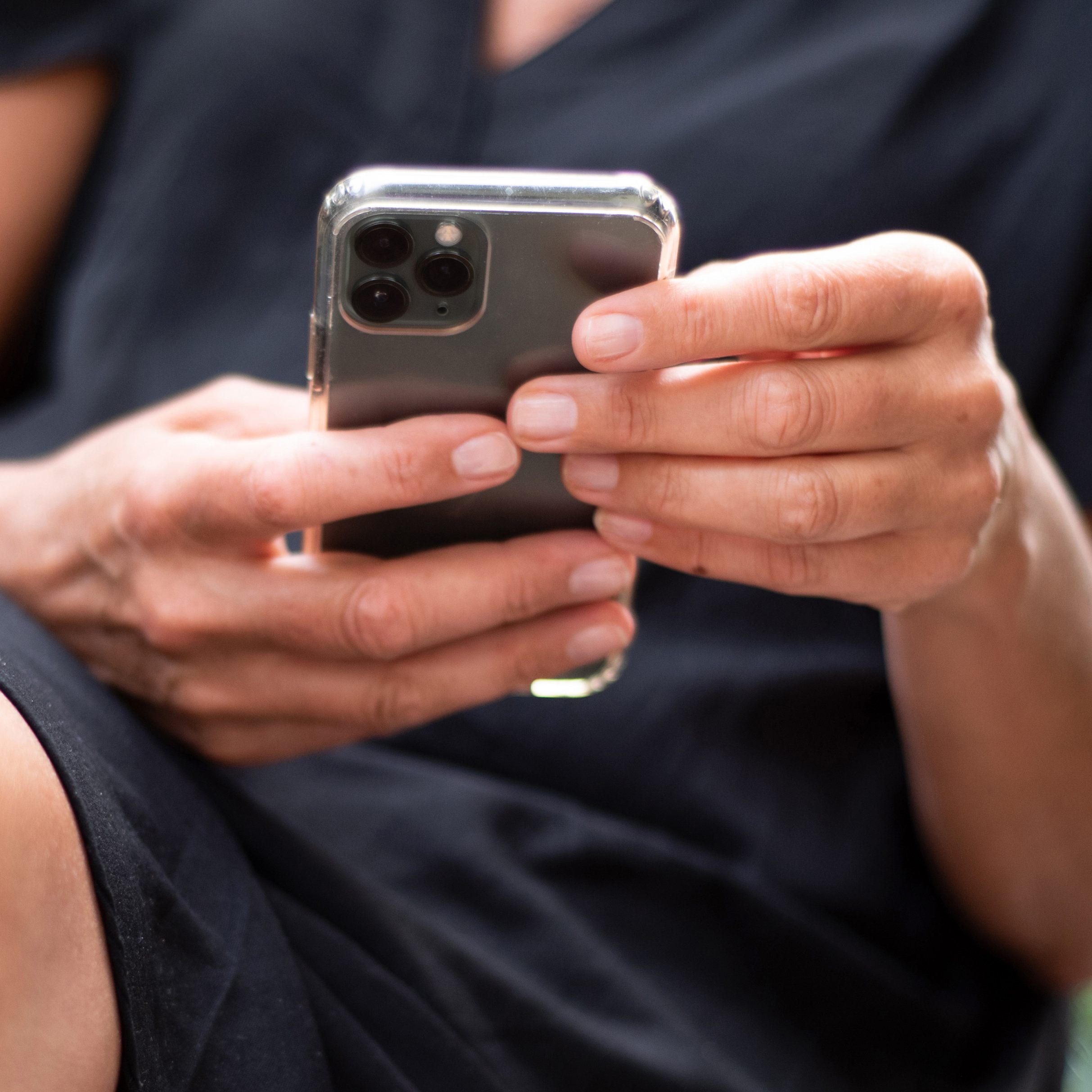 Vor allem in den sozialen Medien sind Verschwörungsmythen weit verbreitet.