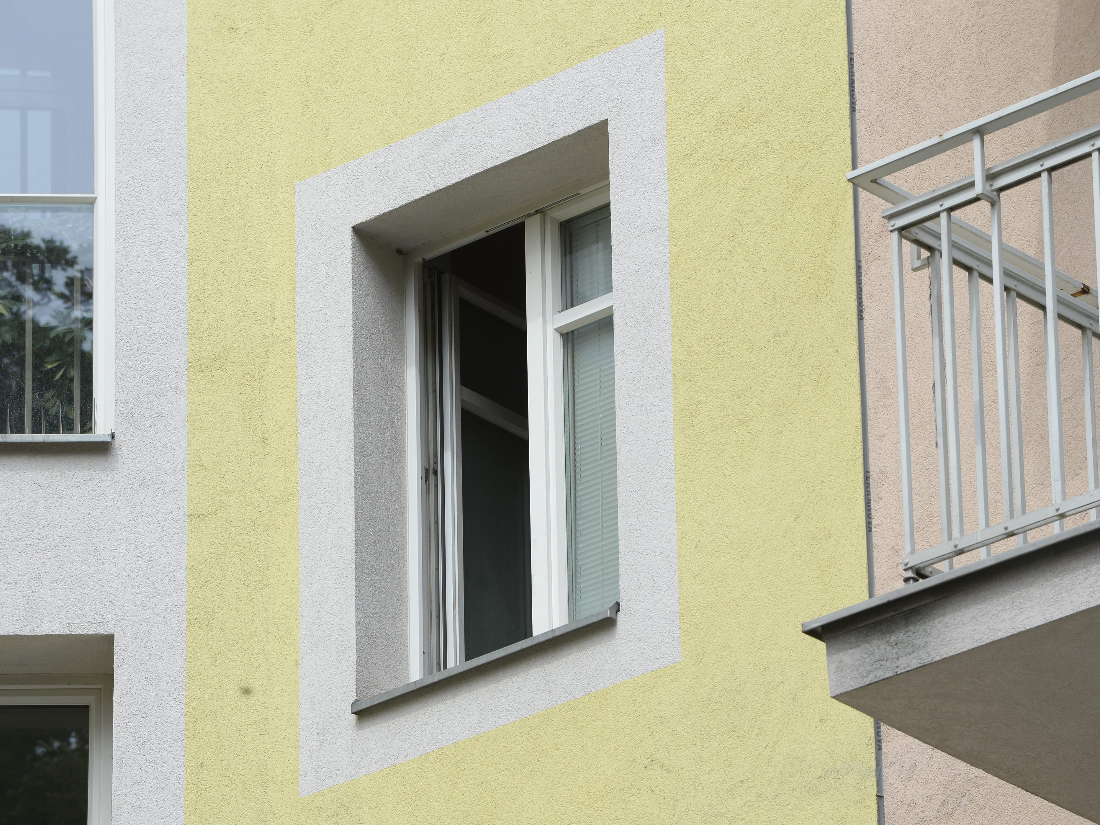 Ein 3-jähriger Bub stürzte in Wien-Penzing aus dem Fenster und wurde dabei schwer verletzt.