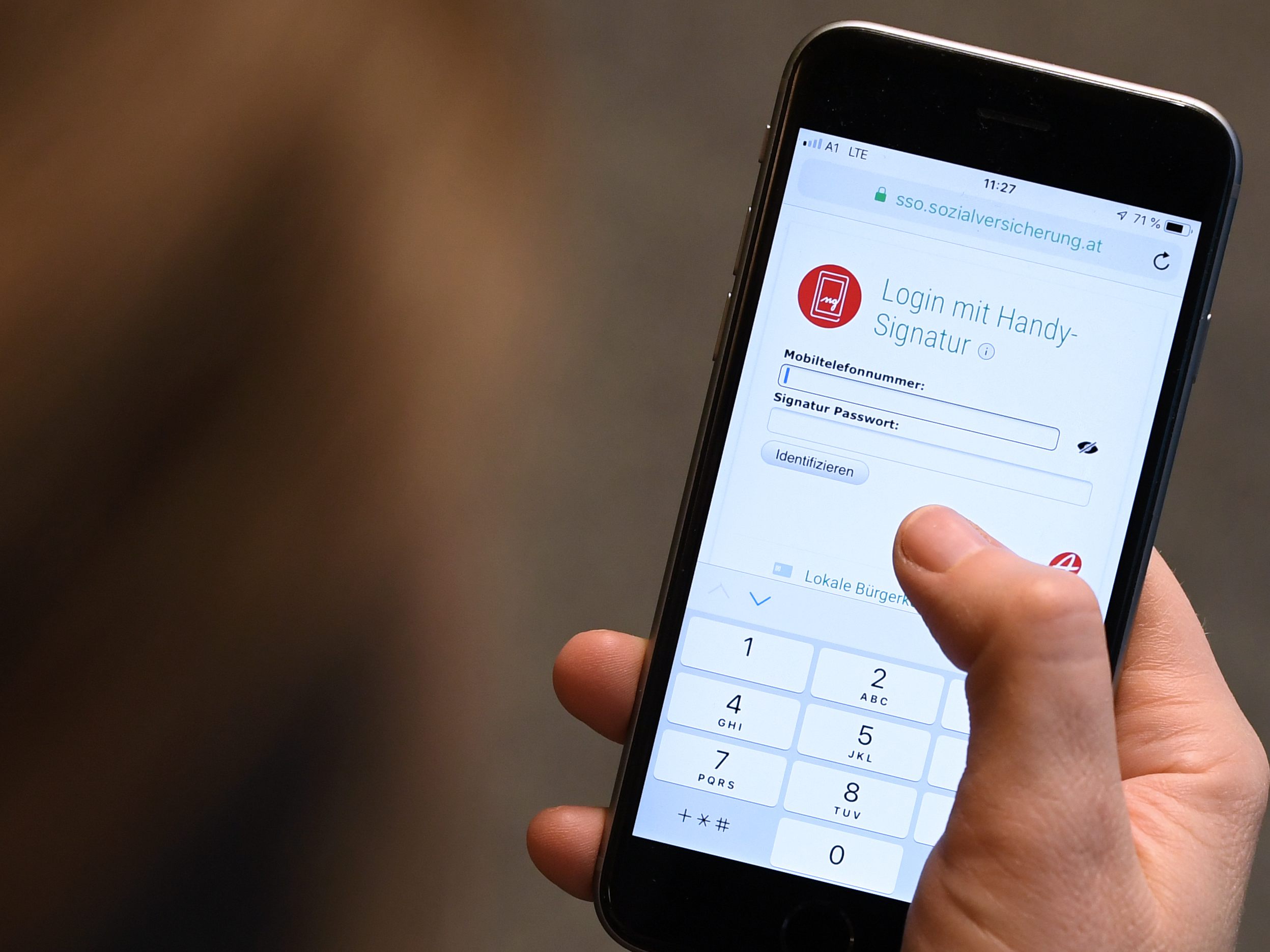 Zwei Jugendliche stahlen in Wien-Meidling einem 15-Jährigem das Handy. Zwei Jugendliche stahlen in Wien-Meidling einem 15-Jährigem das Handy.