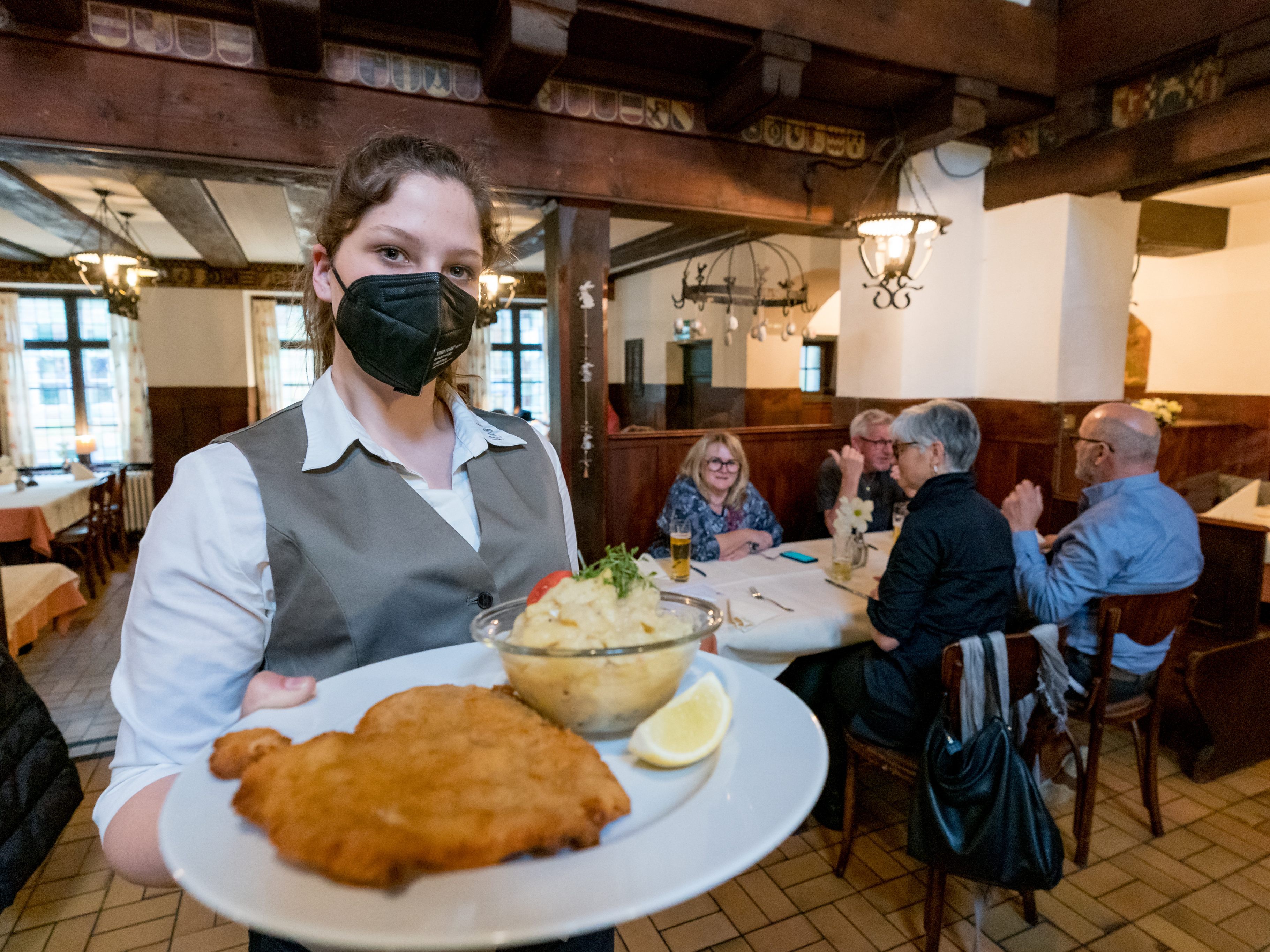 Ein Schnitzel müsste wegen der Teuerung 12% mehr kosten als noch vor eineinhalb Jahren.