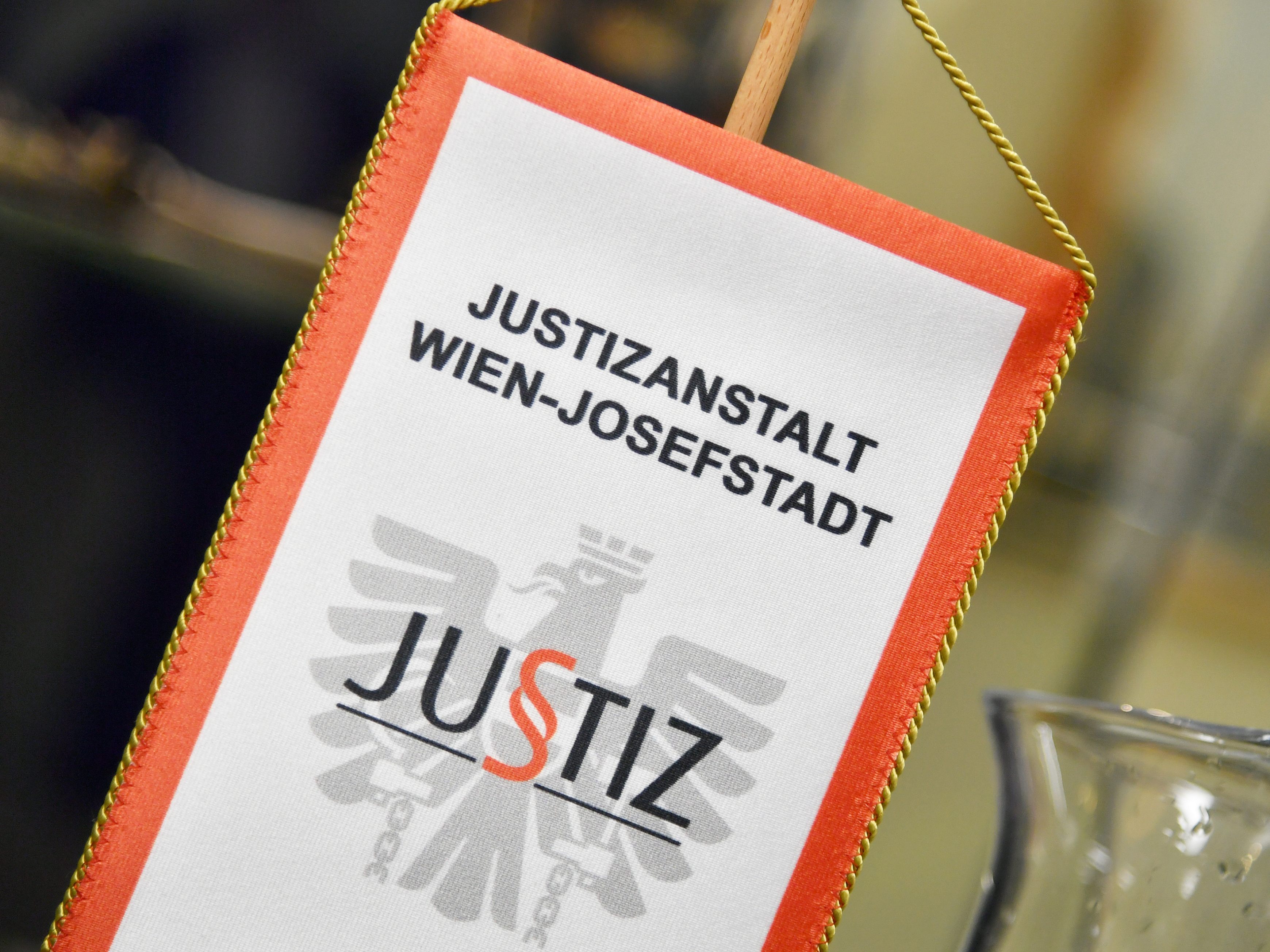 Ein 52-Jähriger sitzt wegen einem möglichen Doppelmord in der Justizanstalt Josefstadt in Wien in U-Haft. Ein 52-Jähriger sitzt wegen einem möglichen Doppelmord in der Justizanstalt Josefstadt in Wien in U-Haft.