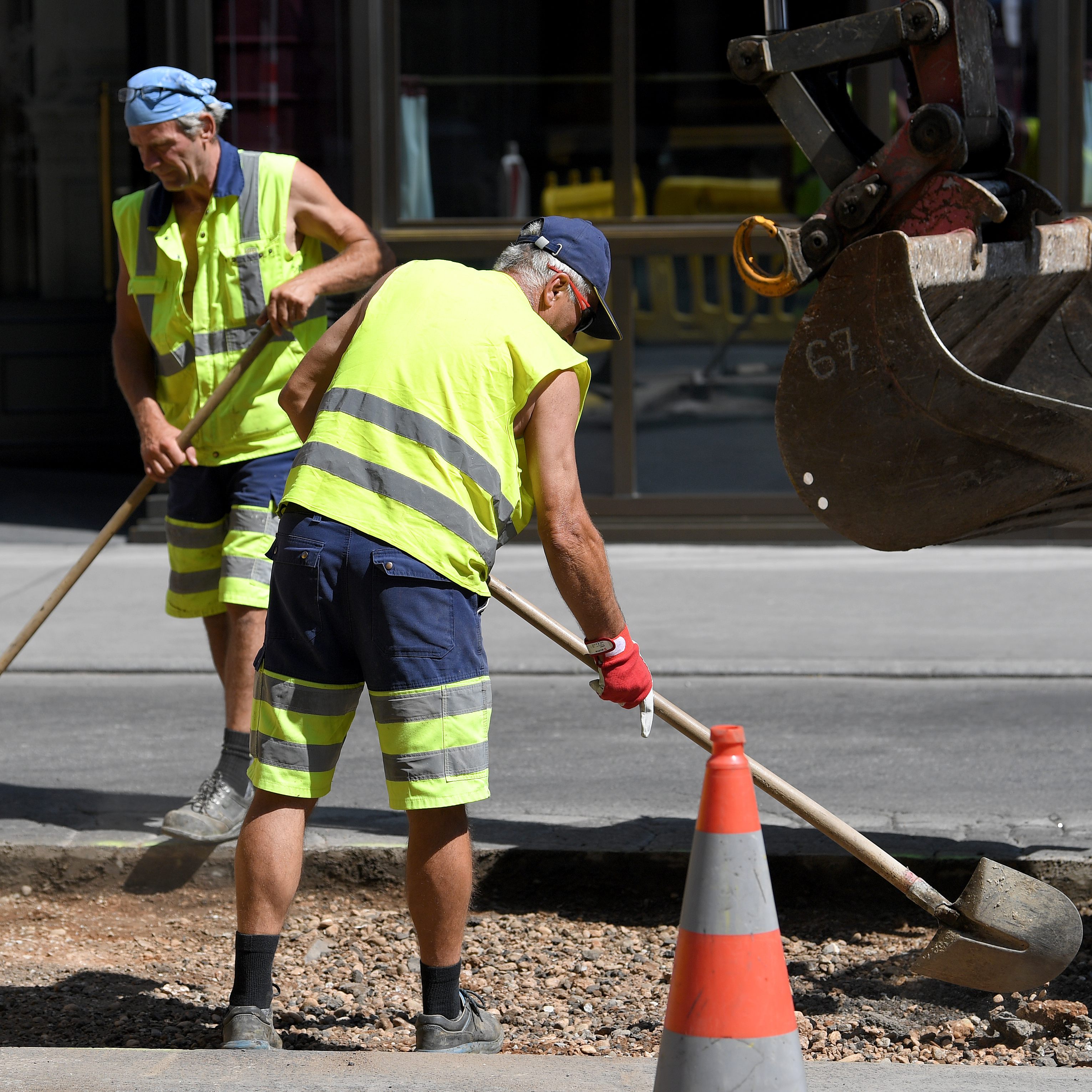 Bei großer Hitze und Temperaturen über 30 Grad Celsius müssen unter anderem ARbeiter im Straßenbau oft schwer arbeiten.