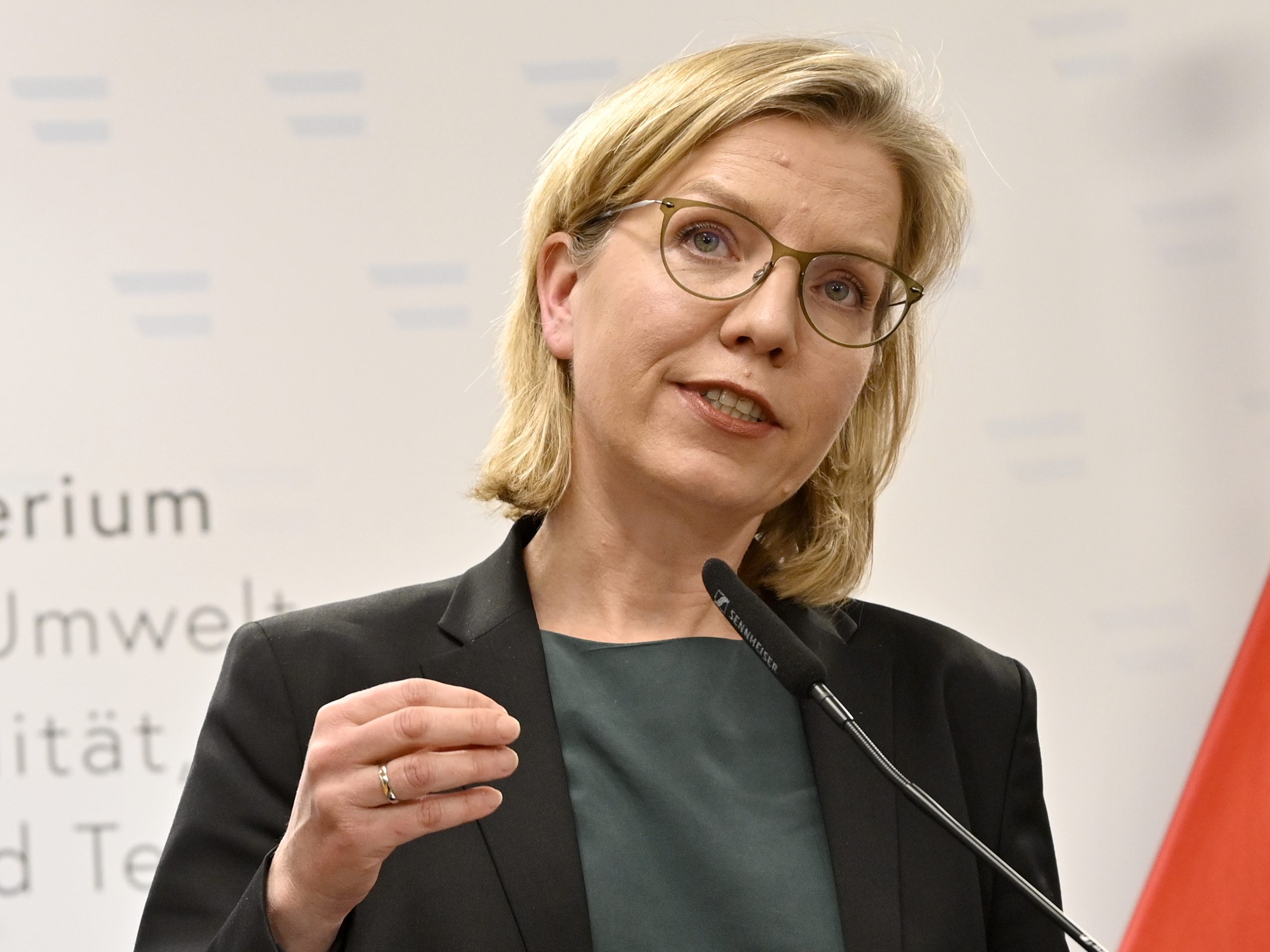 Ministerin Gewessler ist mit dem Coronavirus infiziert.