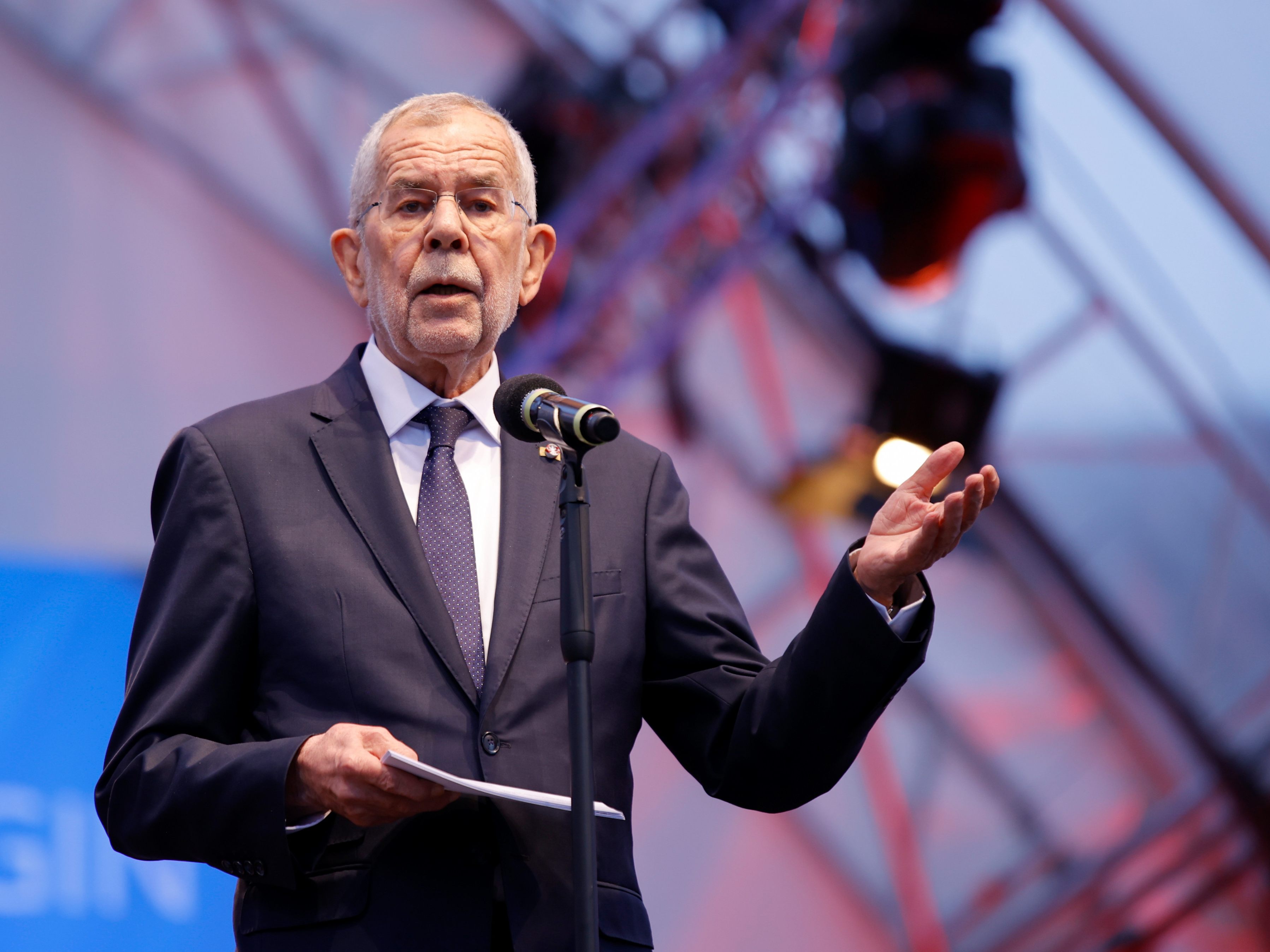 Van der Bellen ging in seiner Festrede am Wiener Heldenplatz auch auf den Ukraine-Krieg ein. Van der Bellen ging in seiner Festrede am Wiener Heldenplatz auch auf den Ukraine-Krieg ein.