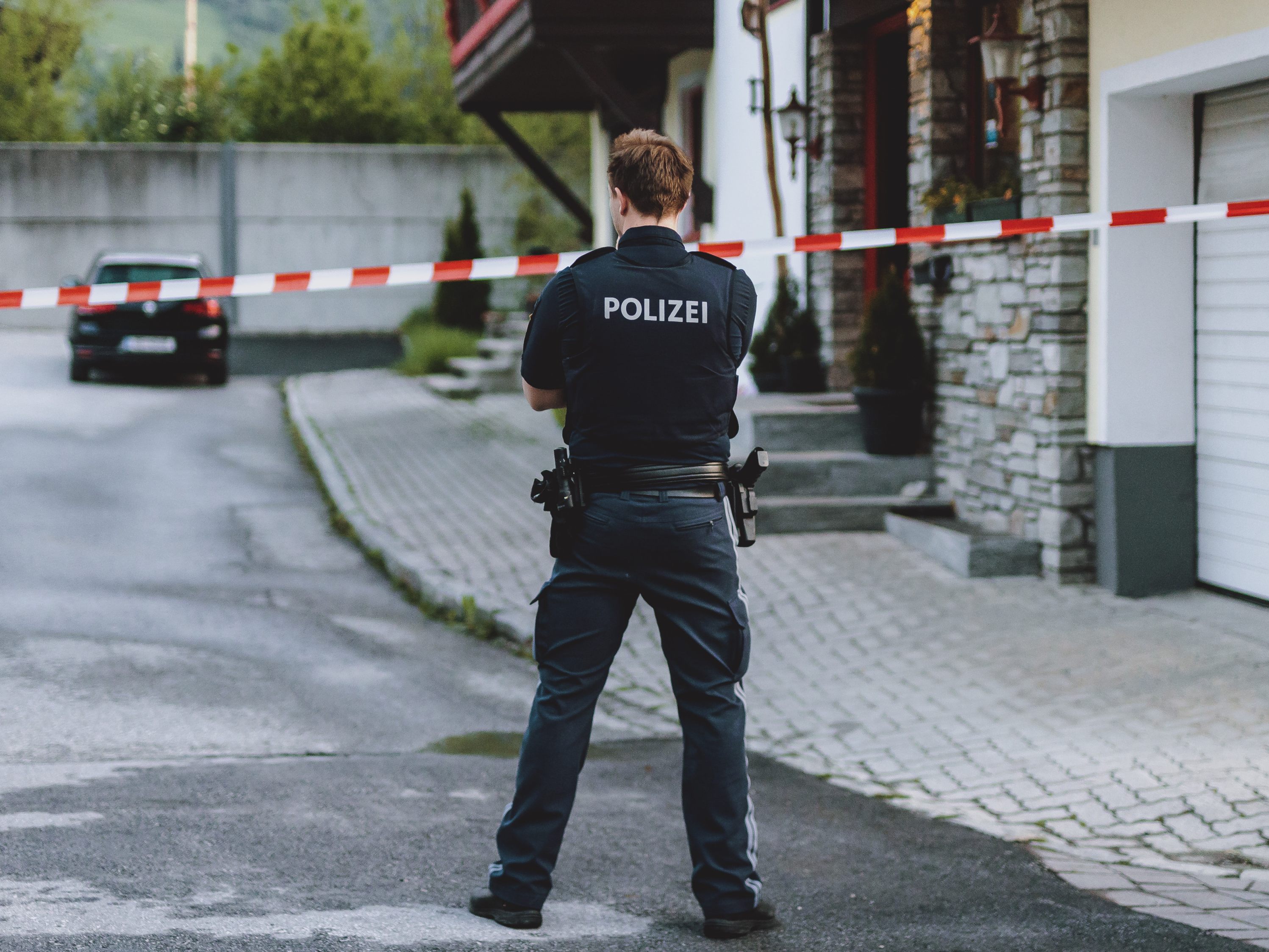 Nachdem die Leicher einer 30-Jährigen in ihrem Wohnhaus im Salzburger Piesendorf gefunden wurde, stellte sich ihr Ex-Mann nun der Polizei. Nachdem die Leicher einer 30-Jährigen in ihrem Wohnhaus im Salzburger Piesendorf gefunden wurde, stellte sich ihr Ex-Mann nun der Polizei.
