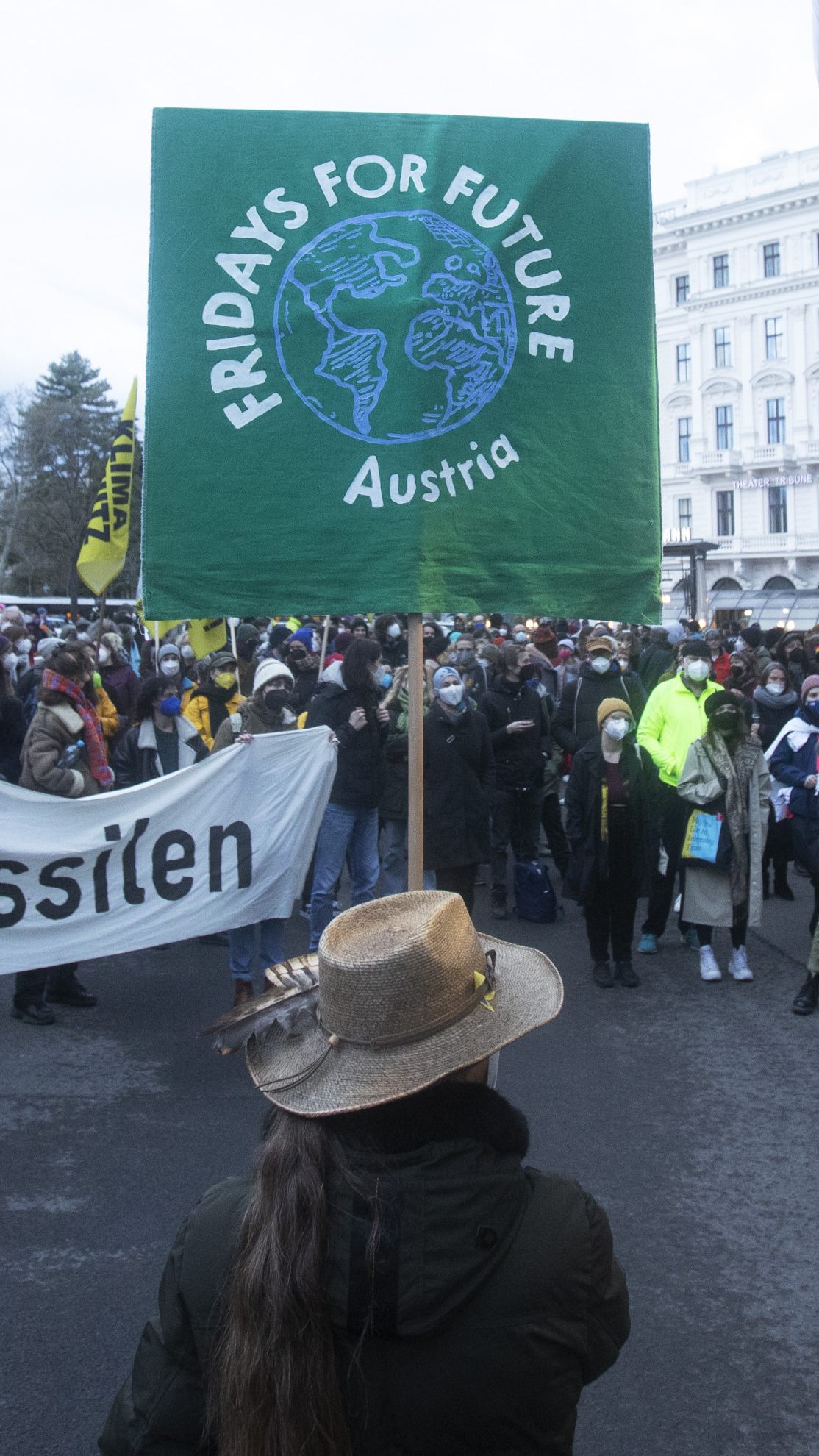 Eine Fridays For Future-Kundgebung im April 2022 in Wien. Der Umweltschutzverein forderte am Dienstag erneut ein sofortiges Öl- und Gasembargo gegen Russland.