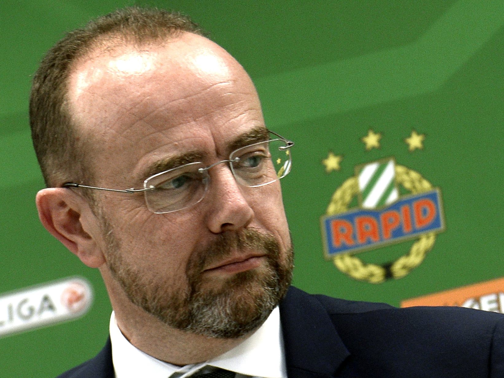 Wegen einer verbalen Entgleisung im Heimspiel gegen Austria Klagenfurt muss Rapid-Präsident Martin Bruckner 2.500 Euro Strafe zahlen. Wegen einer verbalen Entgleisung im Heimspiel gegen Austria Klagenfurt muss Rapid-Präsident Martin Bruckner 2.500 Euro Strafe zahlen.