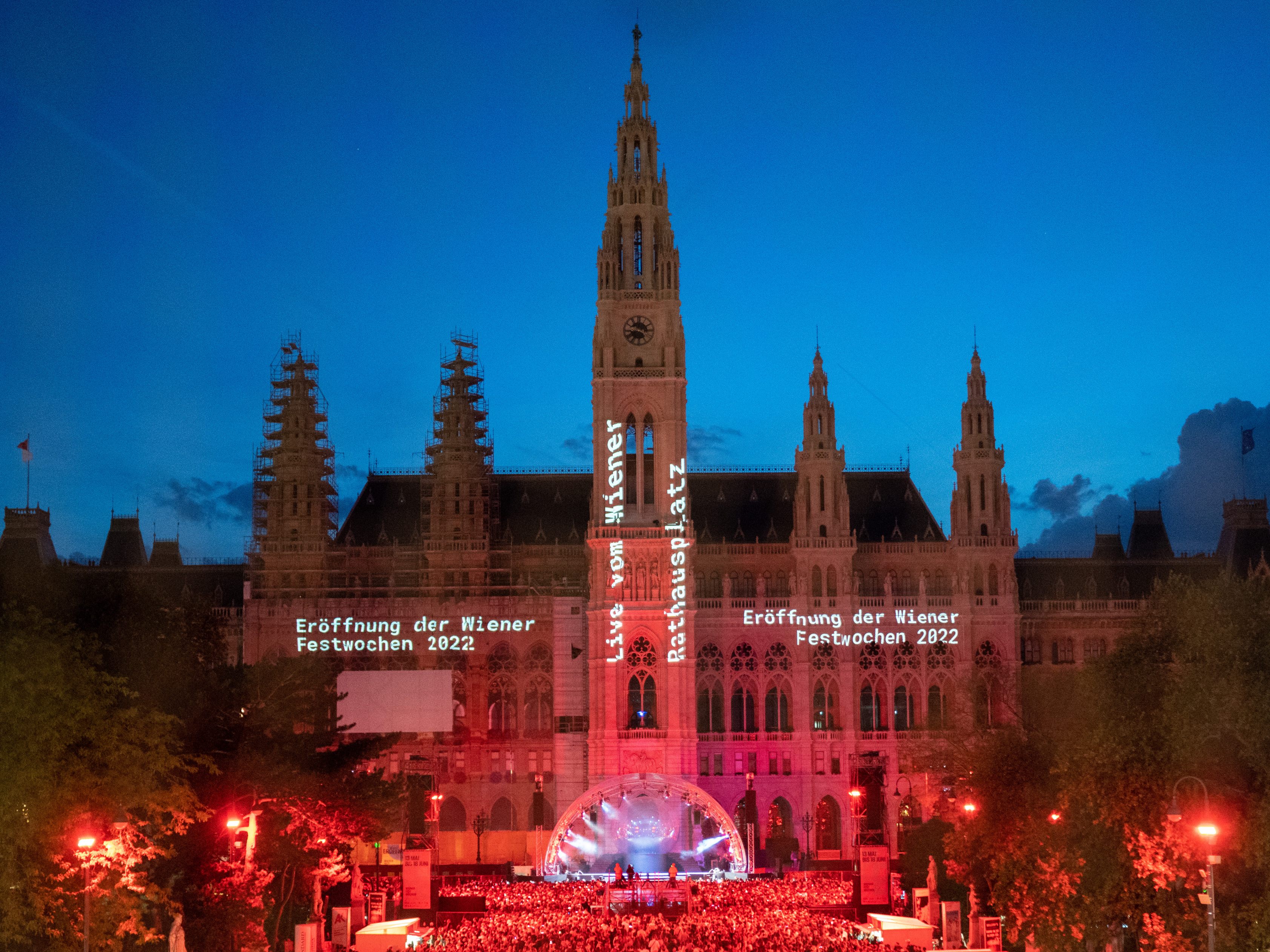 Mit einem fulminanten Eröffnungsfest starteten am Freitagabend die Wiener Festwochen am Rathausplatz. Mit einem fulminanten Eröffnungsfest starteten am Freitagabend die Wiener Festwochen am Rathausplatz.