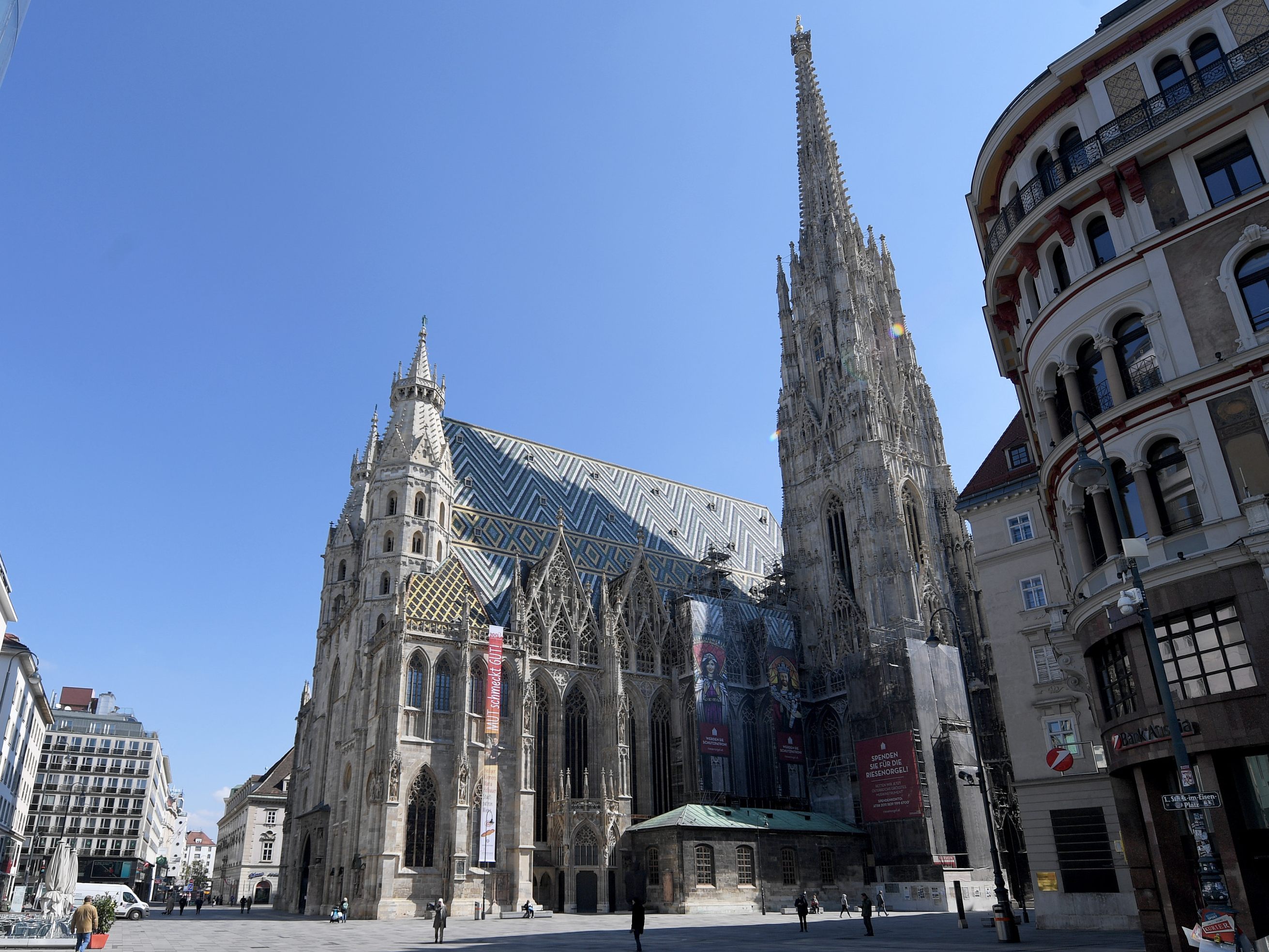 Der Wiener Stephansplatz musste am Sonntag wegen einem herrenlosen Koffer gesperrt werden.