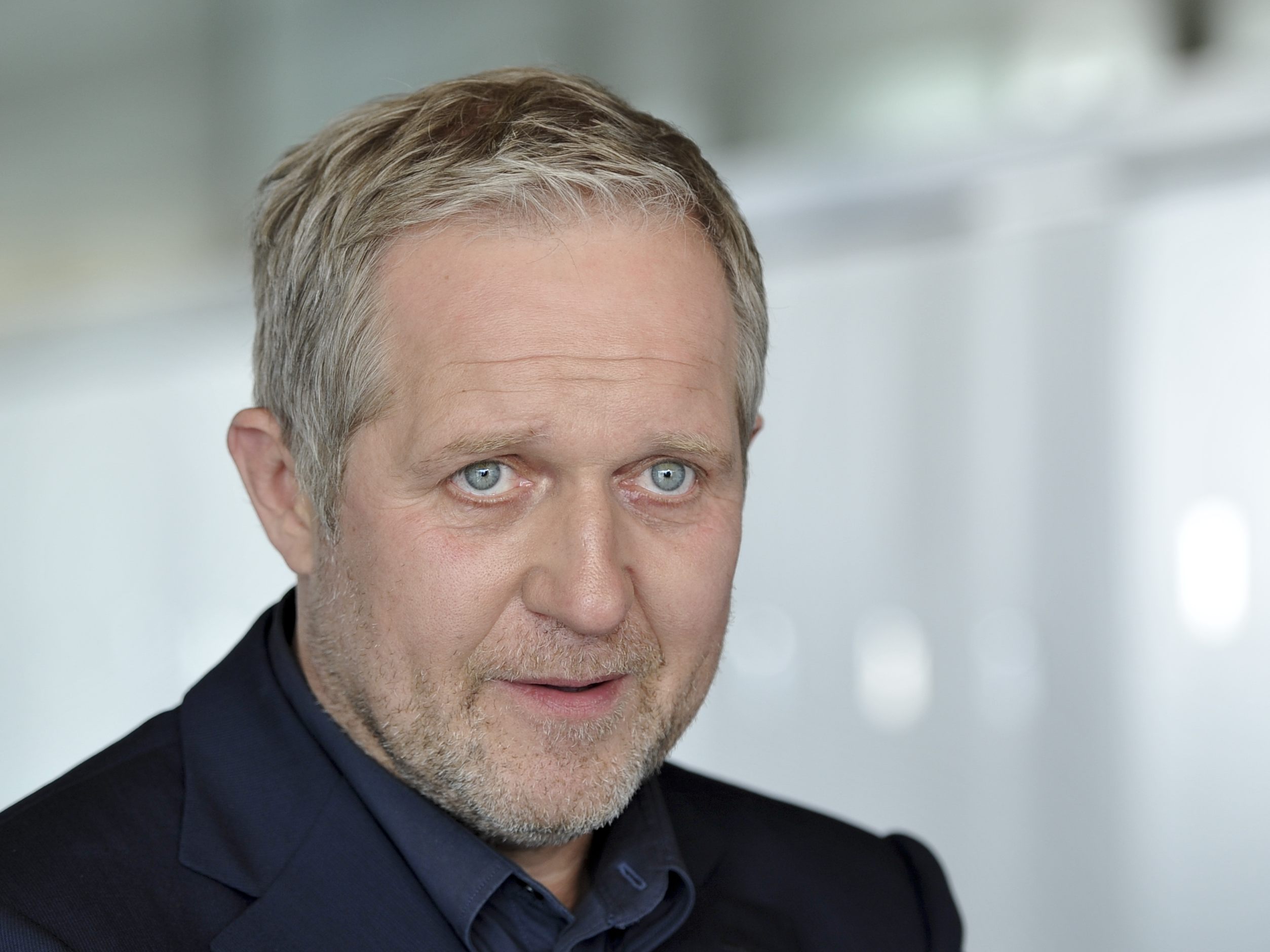 Man kennt ihn von den Tatort-Krimis: Jetzt steht Schauspieler Harald Krassnitzer für den Dreh zu "Die Engel Gmbh" in Wien als Schutzengel vor der Kamera. Man kennt ihn von den Tatort-Krimis: Jetzt steht Schauspieler Harald Krassnitzer für den Dreh zu "Die Engel Gmbh" in Wien als Schutzengel vor der Kamera.