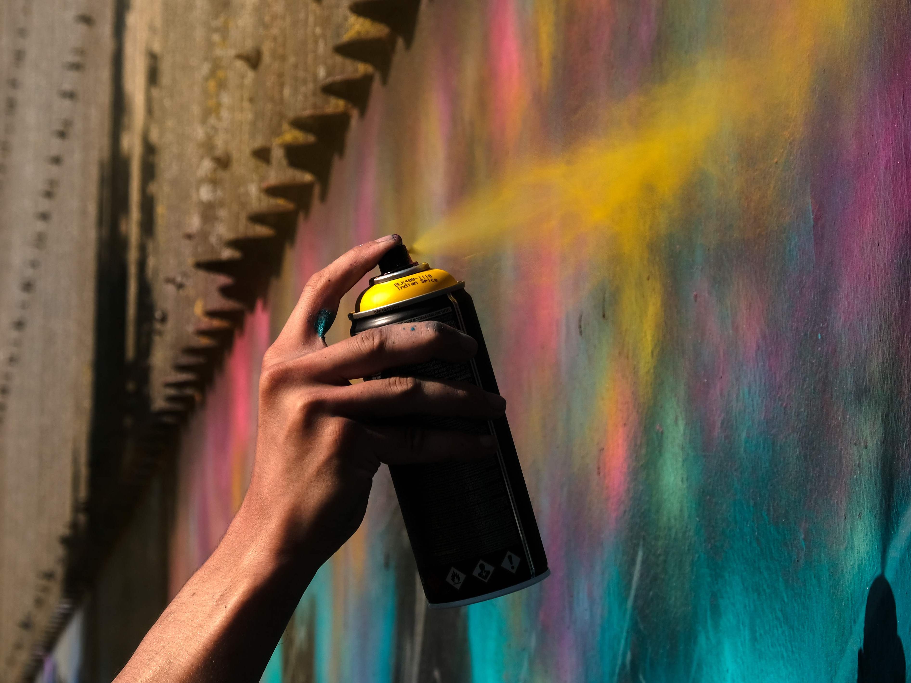 Jugendliche beschmierten Hauswände und Autos in der Wiener Leopoldstadt mit oranger Farbe. Jugendliche beschmierten Hauswände und Autos in der Wiener Leopoldstadt mit oranger Farbe.