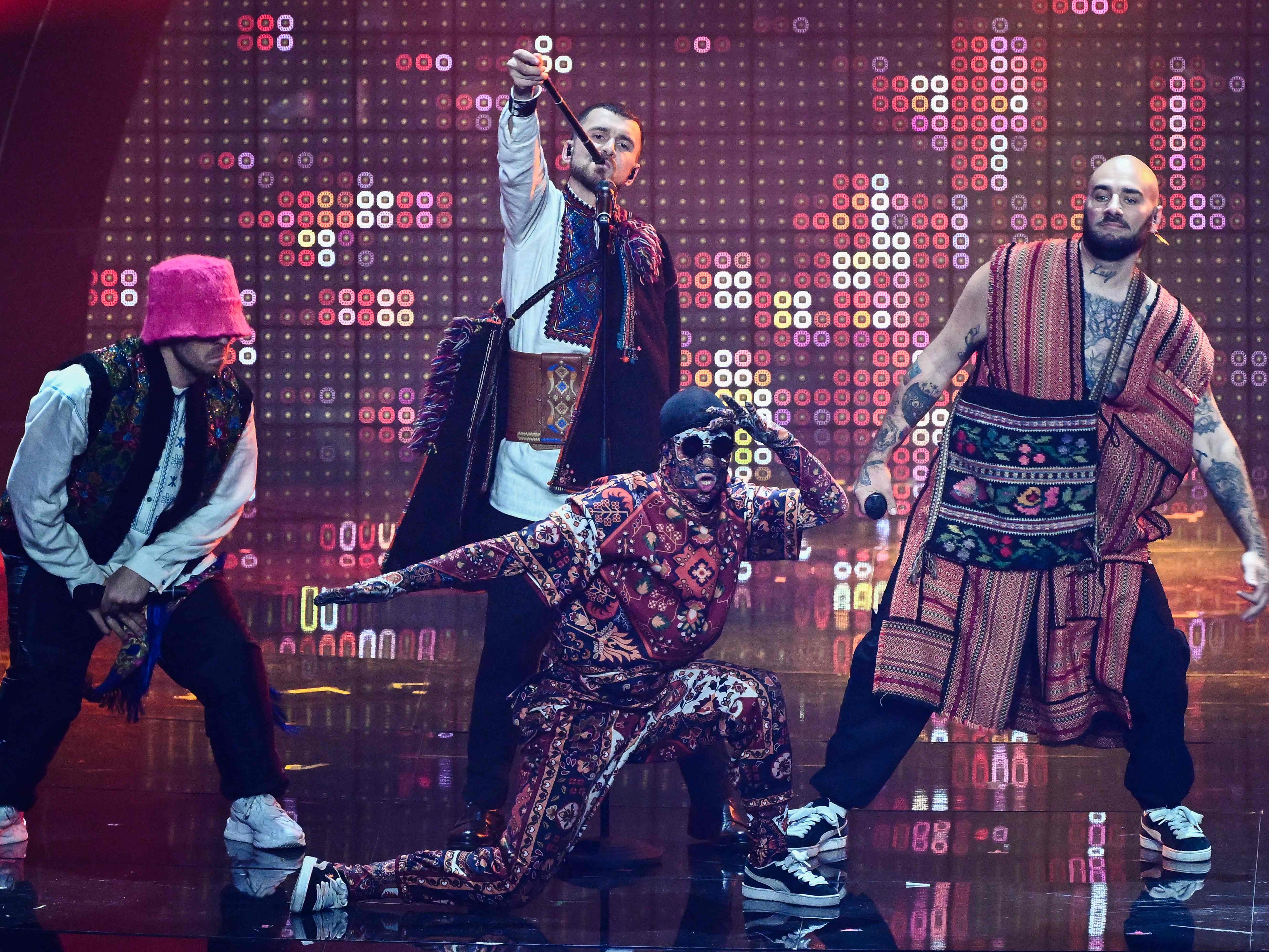 Kalush Orchestra wandte sich am Ende des ESC-Auftritts mit einem Statement ans Publikum. Kalush Orchestra wandte sich am Ende des ESC-Auftritts mit einem Statement ans Publikum.